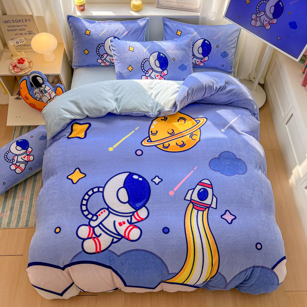 91家纺网 家纺一手货源 找家纺 浩诚 2025新款高克重原创设计宇航员太空人牛奶绒大版卡通四件套 太空旅行