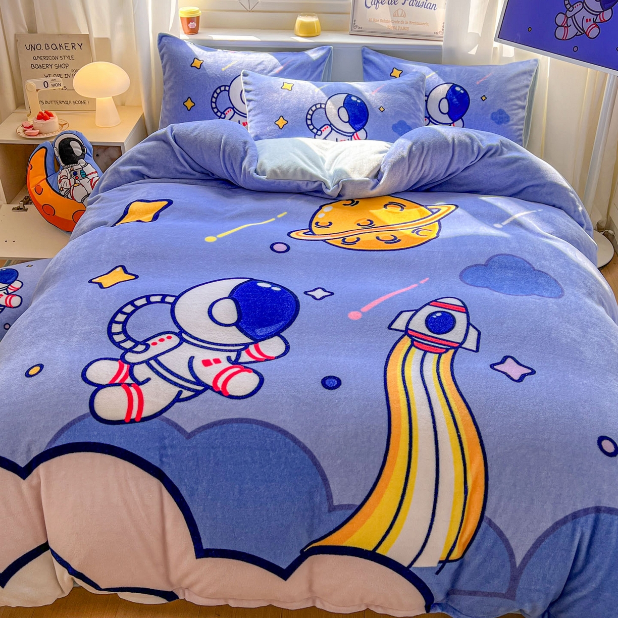 91家纺网 家纺一手货源 找家纺 浩诚 2025新款高克重原创设计宇航员太空人牛奶绒大版卡通四件套 太空旅行