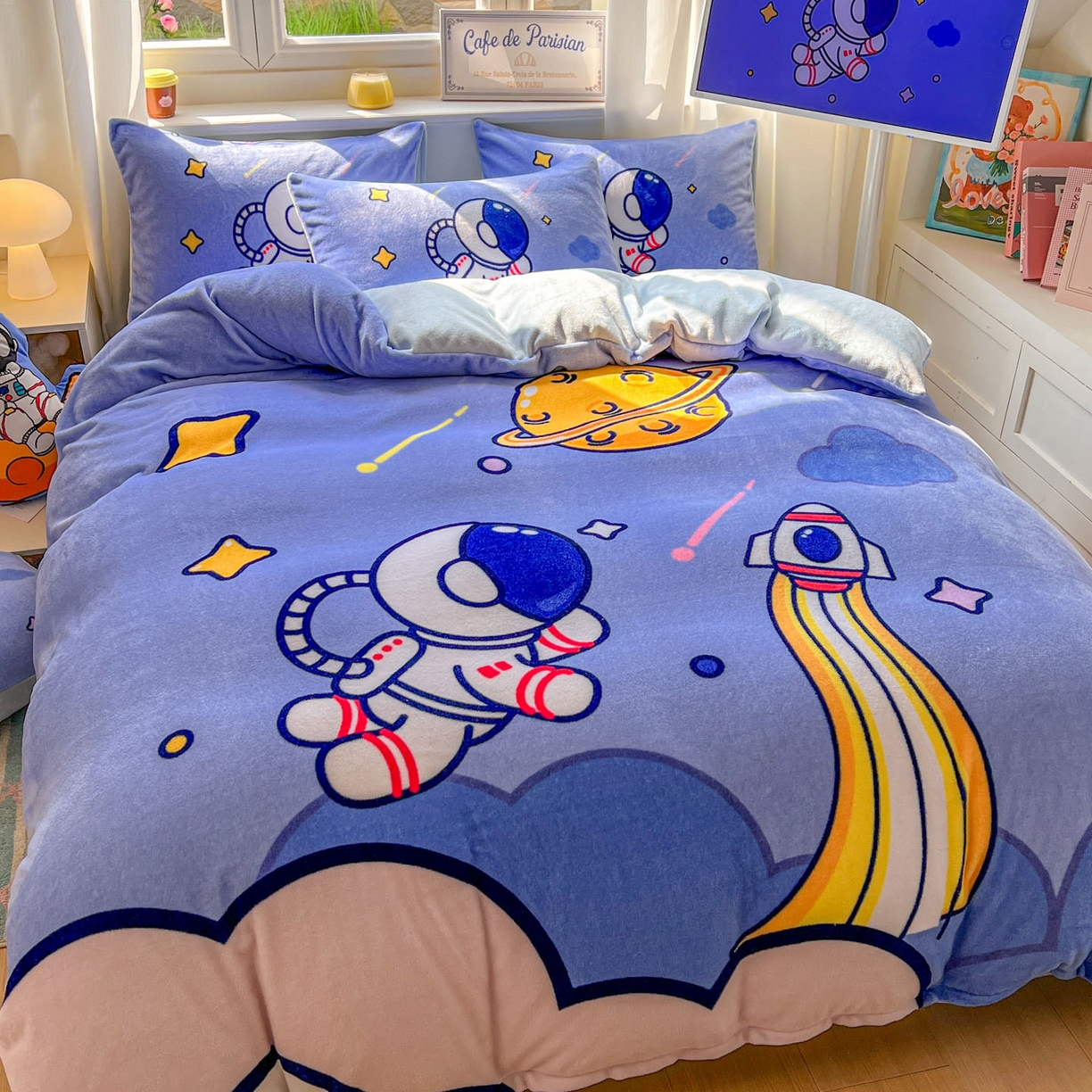 91家纺网 家纺一手货源 找家纺 浩诚 2025新款高克重原创设计宇航员太空人牛奶绒大版卡通四件套 太空旅行