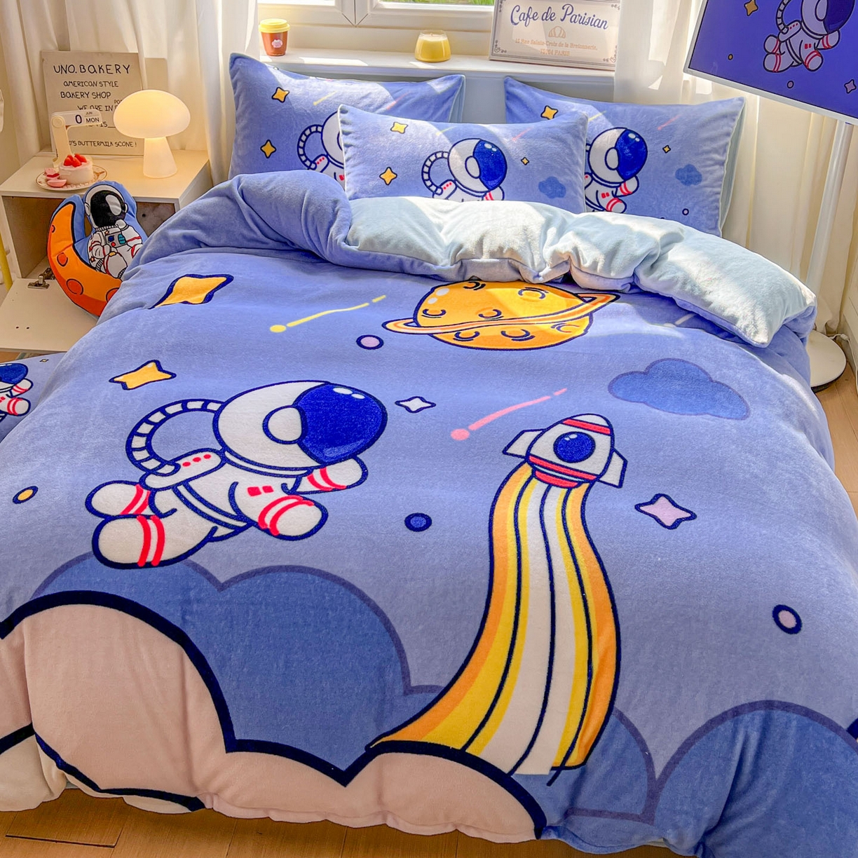 91家纺网 家纺一手货源 找家纺 浩诚 2025新款高克重原创设计宇航员太空人牛奶绒大版卡通四件套 太空旅行