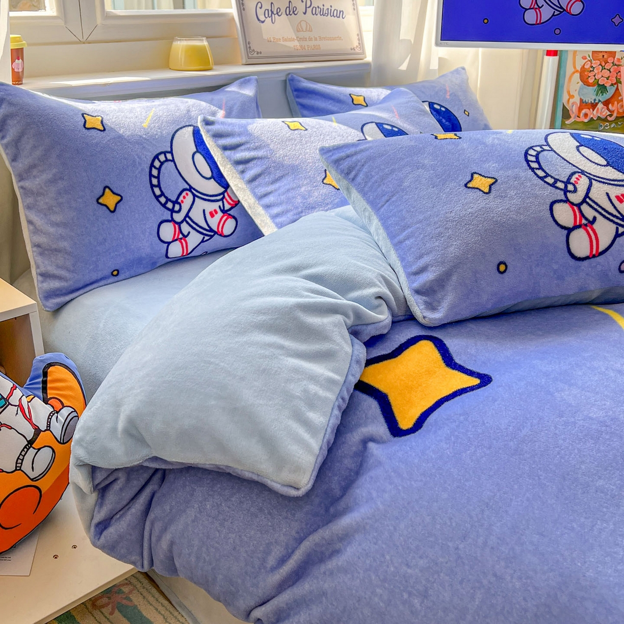 91家纺网 家纺一手货源 找家纺 浩诚 2025新款高克重原创设计宇航员太空人牛奶绒大版卡通四件套 太空旅行