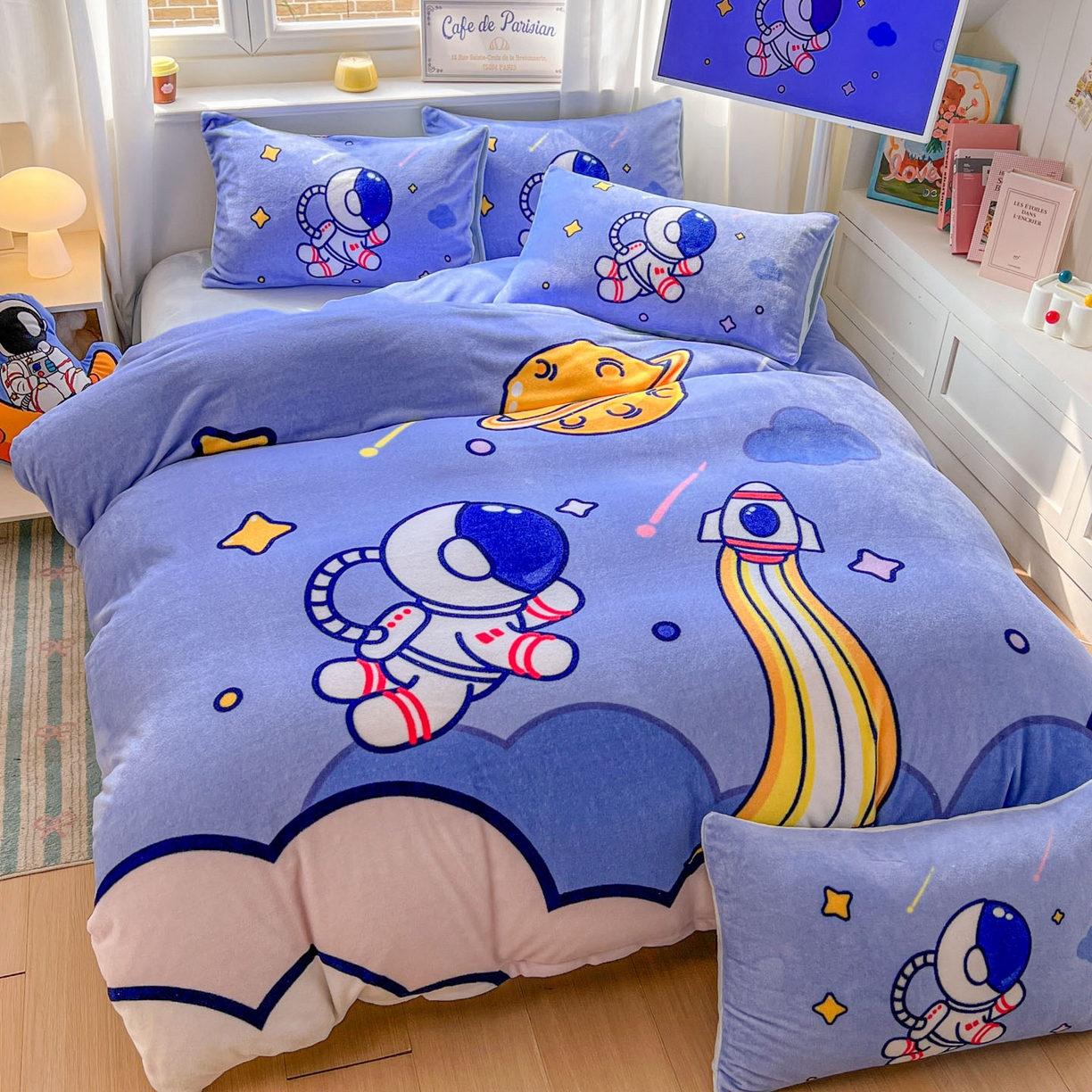 91家纺网 家纺一手货源 找家纺 浩诚 2025新款高克重原创设计宇航员太空人牛奶绒大版卡通四件套 太空旅行