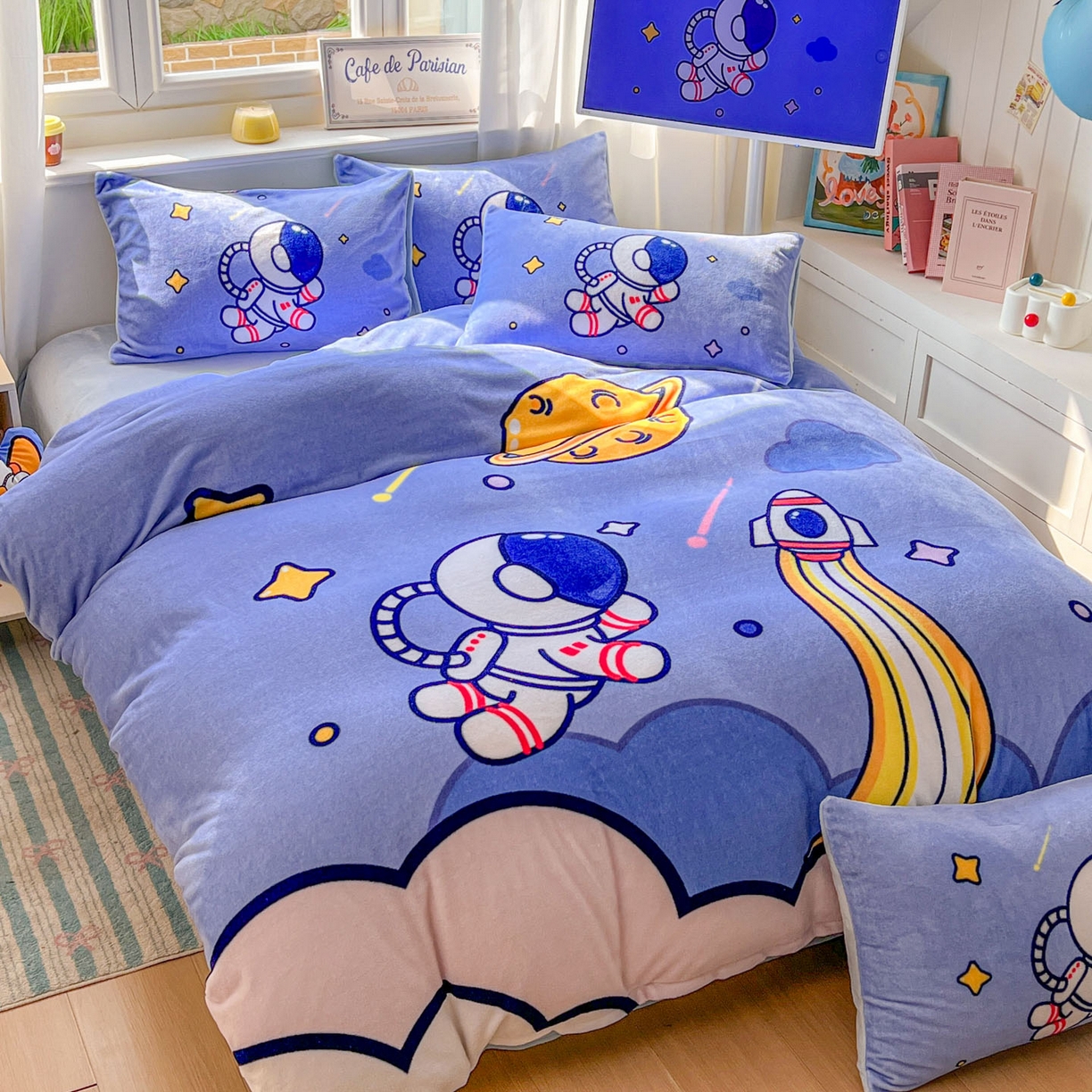 91家纺网 家纺一手货源 找家纺 浩诚 2025新款高克重原创设计宇航员太空人牛奶绒大版卡通四件套 太空旅行