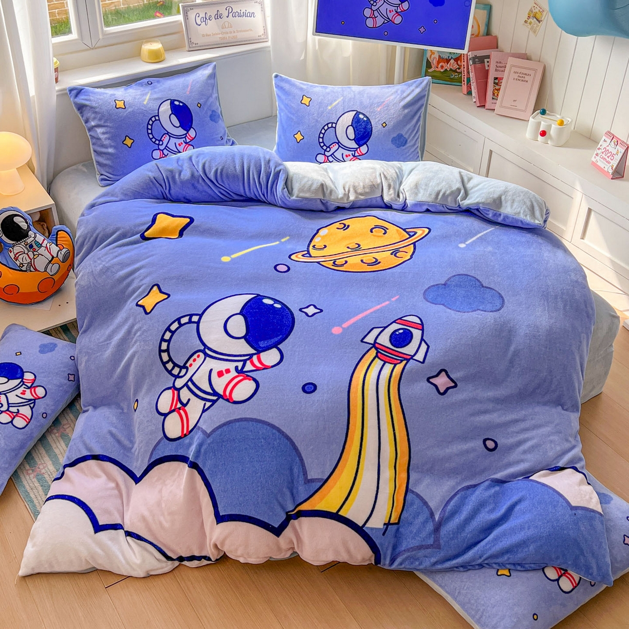 91家纺网 家纺一手货源 找家纺 浩诚 2025新款高克重原创设计宇航员太空人牛奶绒大版卡通四件套 太空旅行