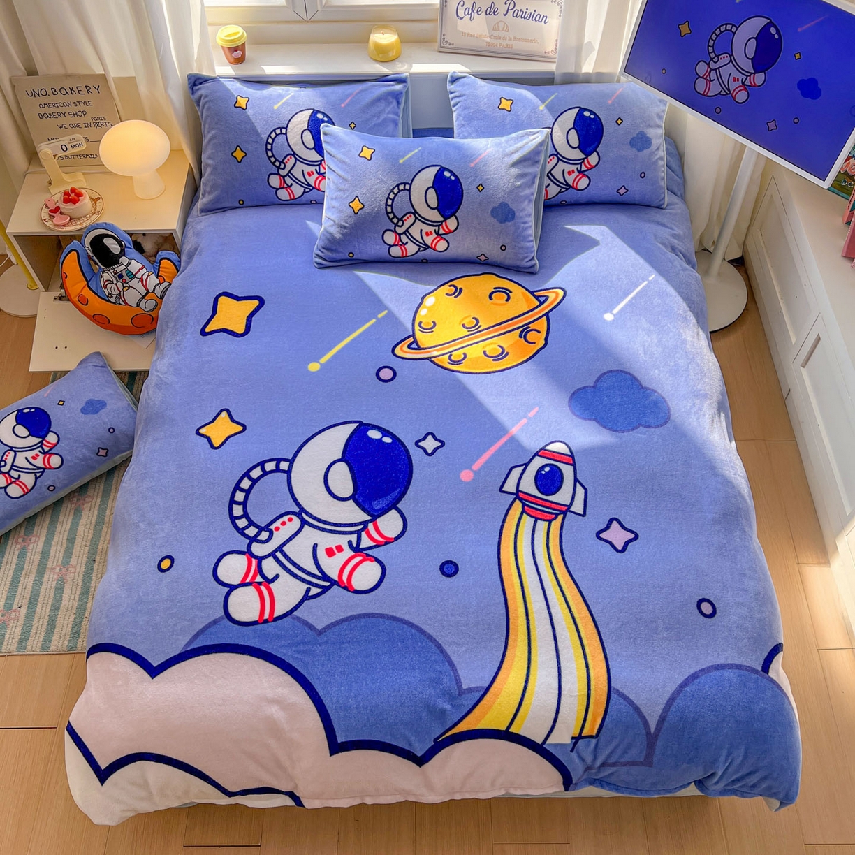 91家纺网 家纺一手货源 找家纺 浩诚 2025新款高克重原创设计宇航员太空人牛奶绒大版卡通四件套 太空旅行