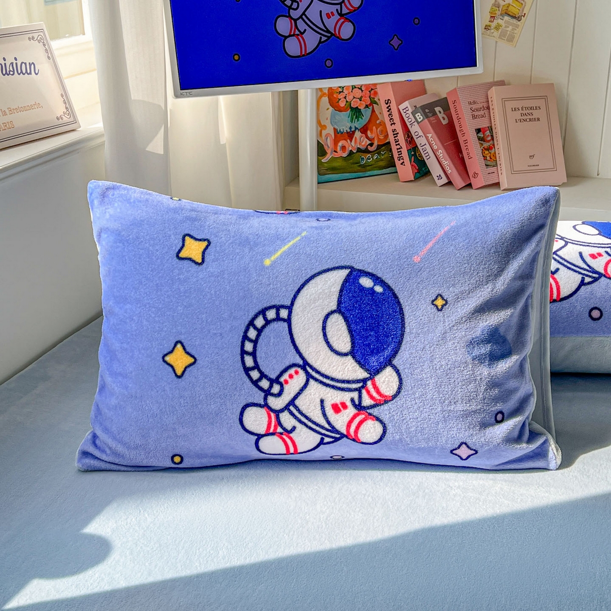 91家纺网 家纺一手货源 找家纺 浩诚 2025新款高克重原创设计宇航员太空人牛奶绒大版卡通四件套 太空旅行