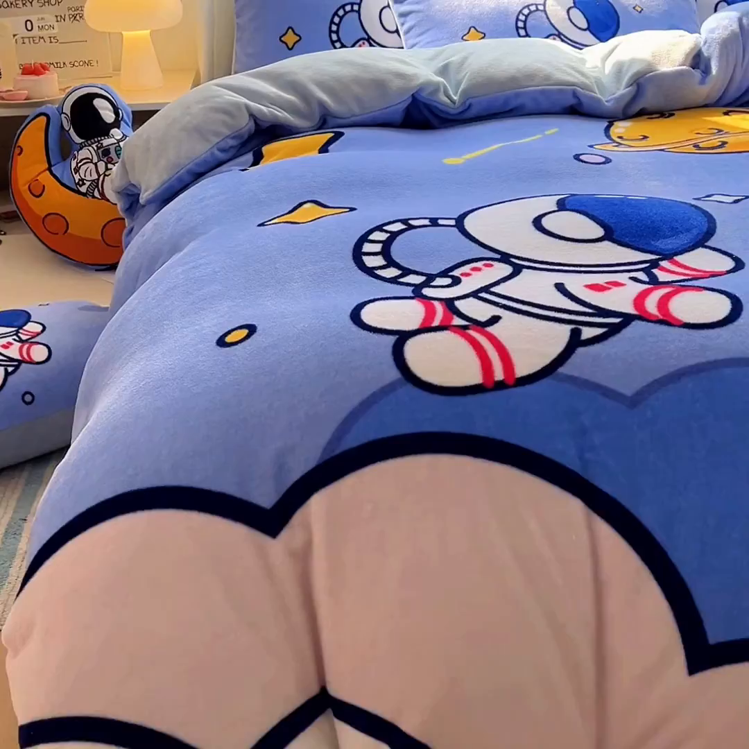 91家纺网 家纺一手货源 找家纺 浩诚 2025新款高克重原创设计宇航员太空人牛奶绒大版卡通四件套 太空旅行