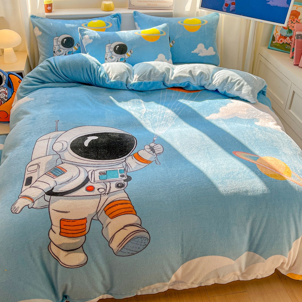 91家纺网 家纺一手货源 找家纺 浩诚 2025新款高克重原创设计宇航员太空人牛奶绒大版卡通四件套 太空漫步