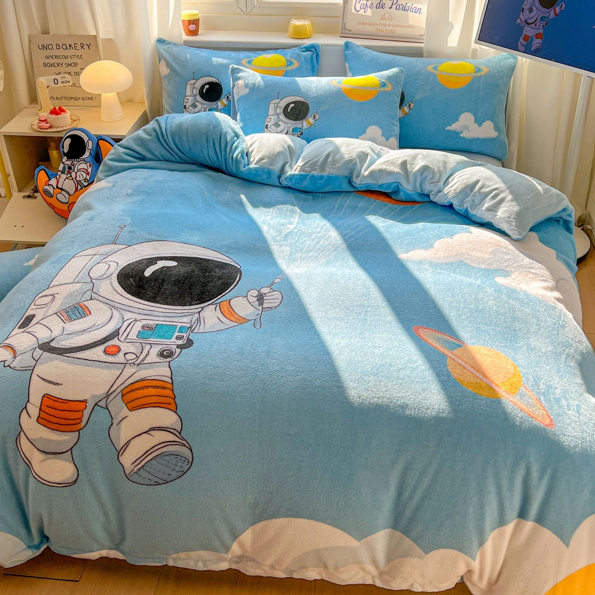 91家纺网 家纺一手货源 找家纺 浩诚 2025新款高克重原创设计宇航员太空人牛奶绒大版卡通四件套 太空漫步
