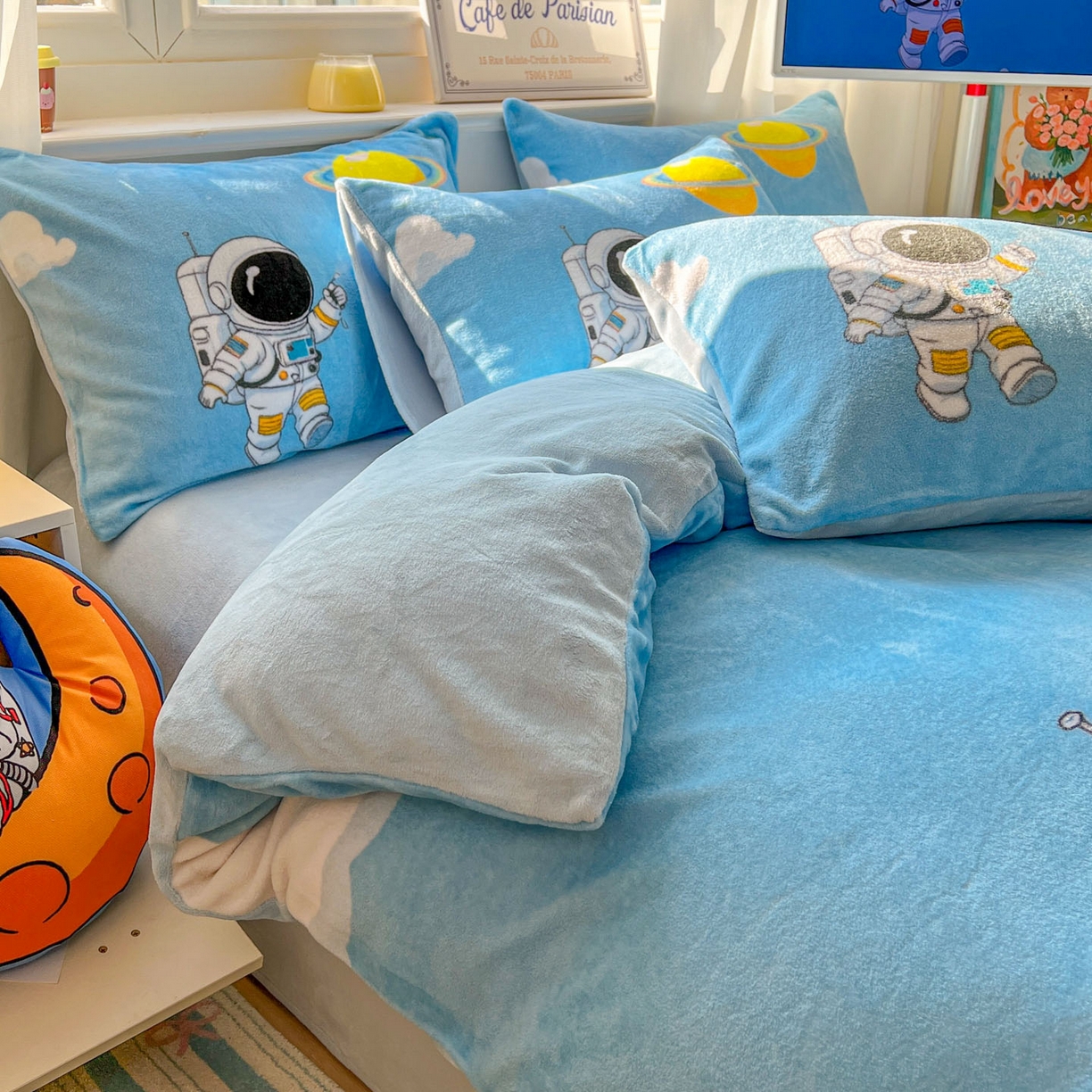 91家纺网 家纺一手货源 找家纺 浩诚 2025新款高克重原创设计宇航员太空人牛奶绒大版卡通四件套 太空漫步