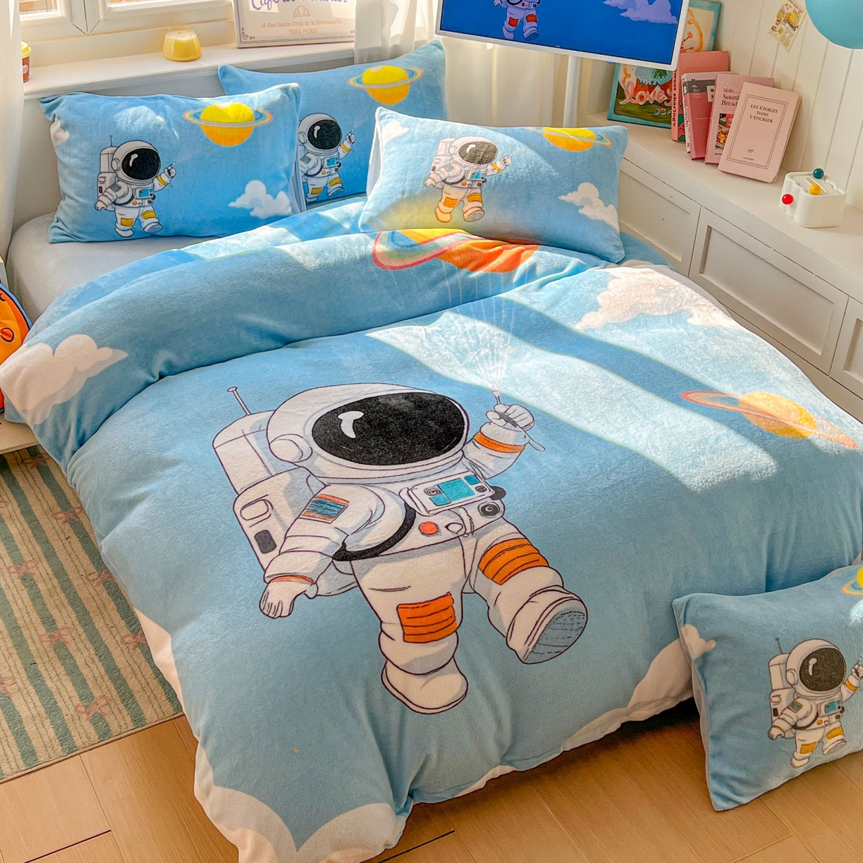 91家纺网 家纺一手货源 找家纺 浩诚 2025新款高克重原创设计宇航员太空人牛奶绒大版卡通四件套 太空漫步