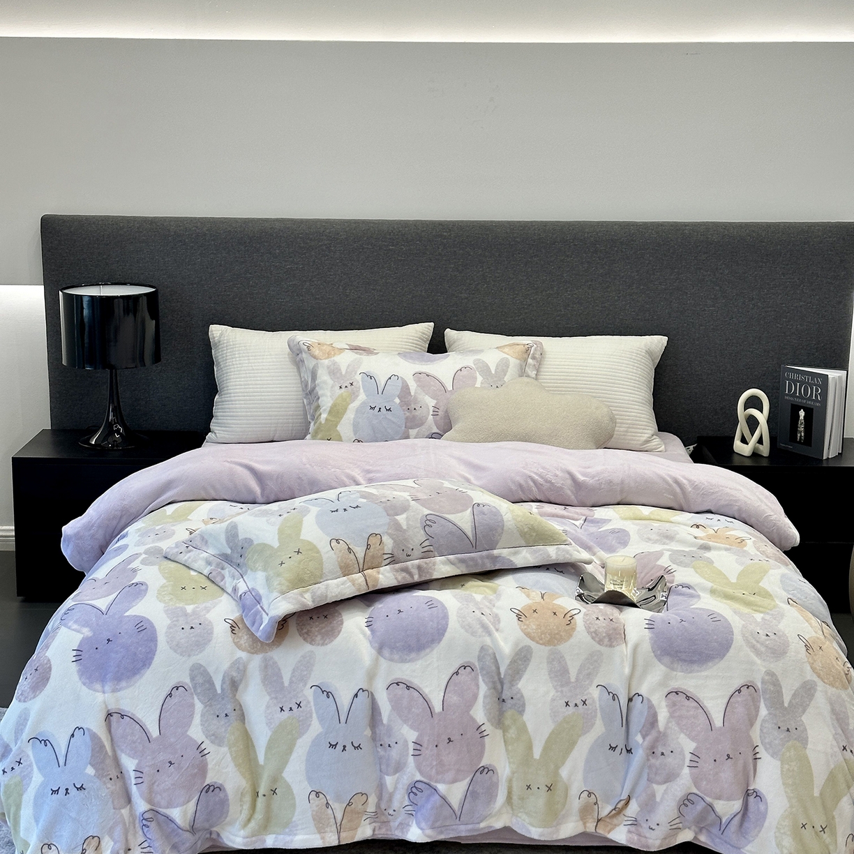 91家纺网 家纺一手货源 找家纺 JUICY 橘滋家纺 2025新款浪漫丰盈牛奶臻棉绒印花系列四件套 波尼兔