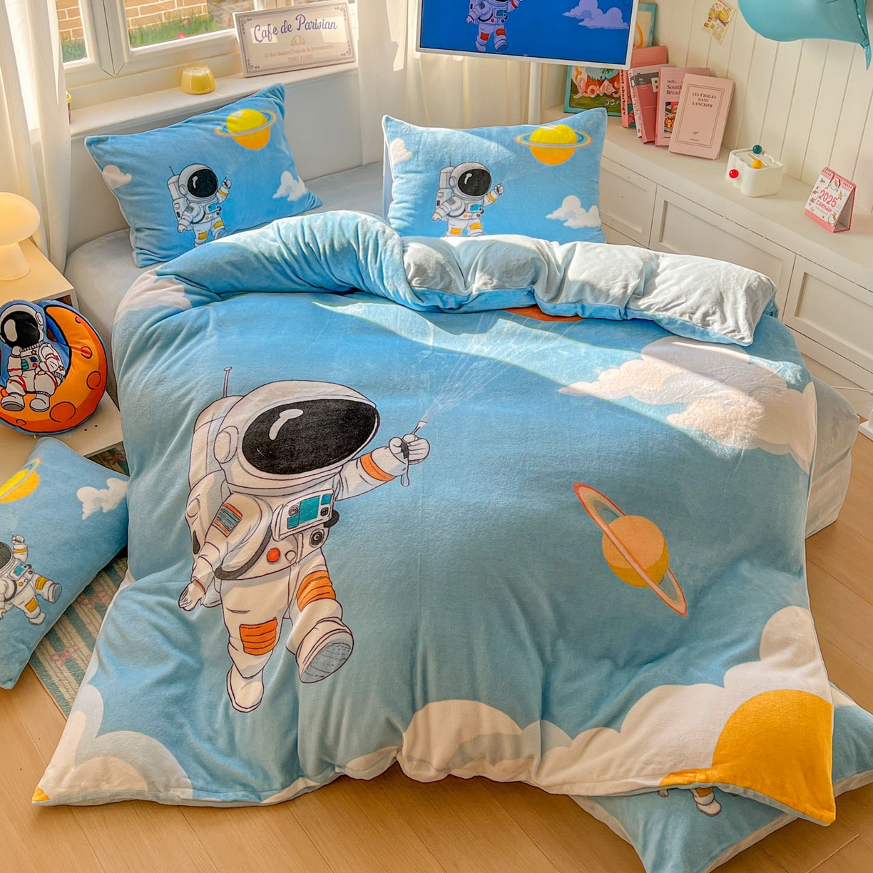 91家纺网 家纺一手货源 找家纺 浩诚 2025新款高克重原创设计宇航员太空人牛奶绒大版卡通四件套 太空漫步