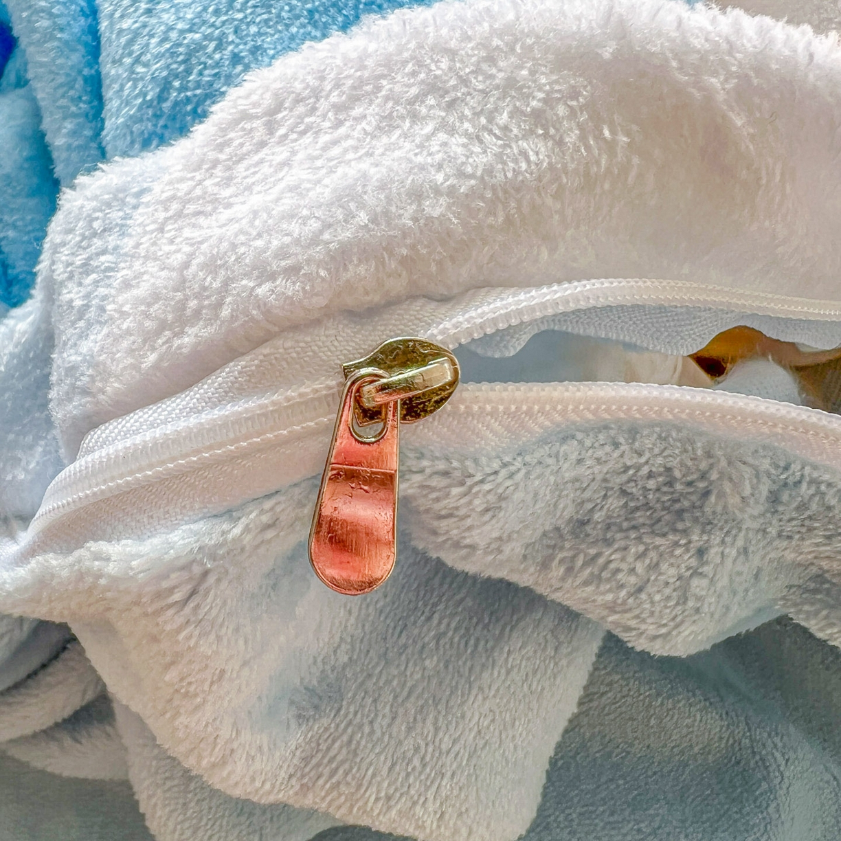 91家纺网 家纺一手货源 找家纺 浩诚 2025新款高克重原创设计宇航员太空人牛奶绒大版卡通四件套 太空漫步