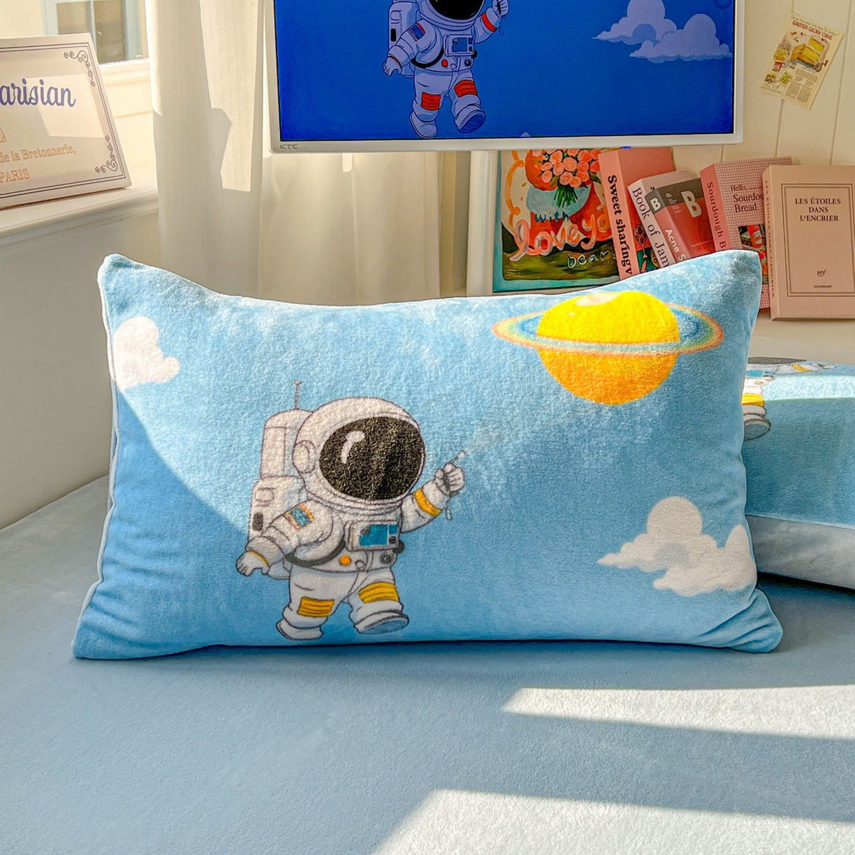 91家纺网 家纺一手货源 找家纺 浩诚 2025新款高克重原创设计宇航员太空人牛奶绒大版卡通四件套 太空漫步