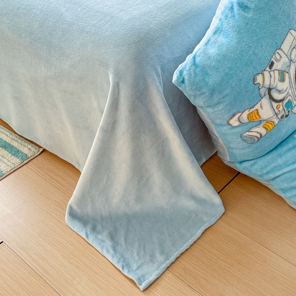 91家纺网 家纺一手货源 找家纺 浩诚 2025新款高克重原创设计宇航员太空人牛奶绒大版卡通四件套 太空漫步