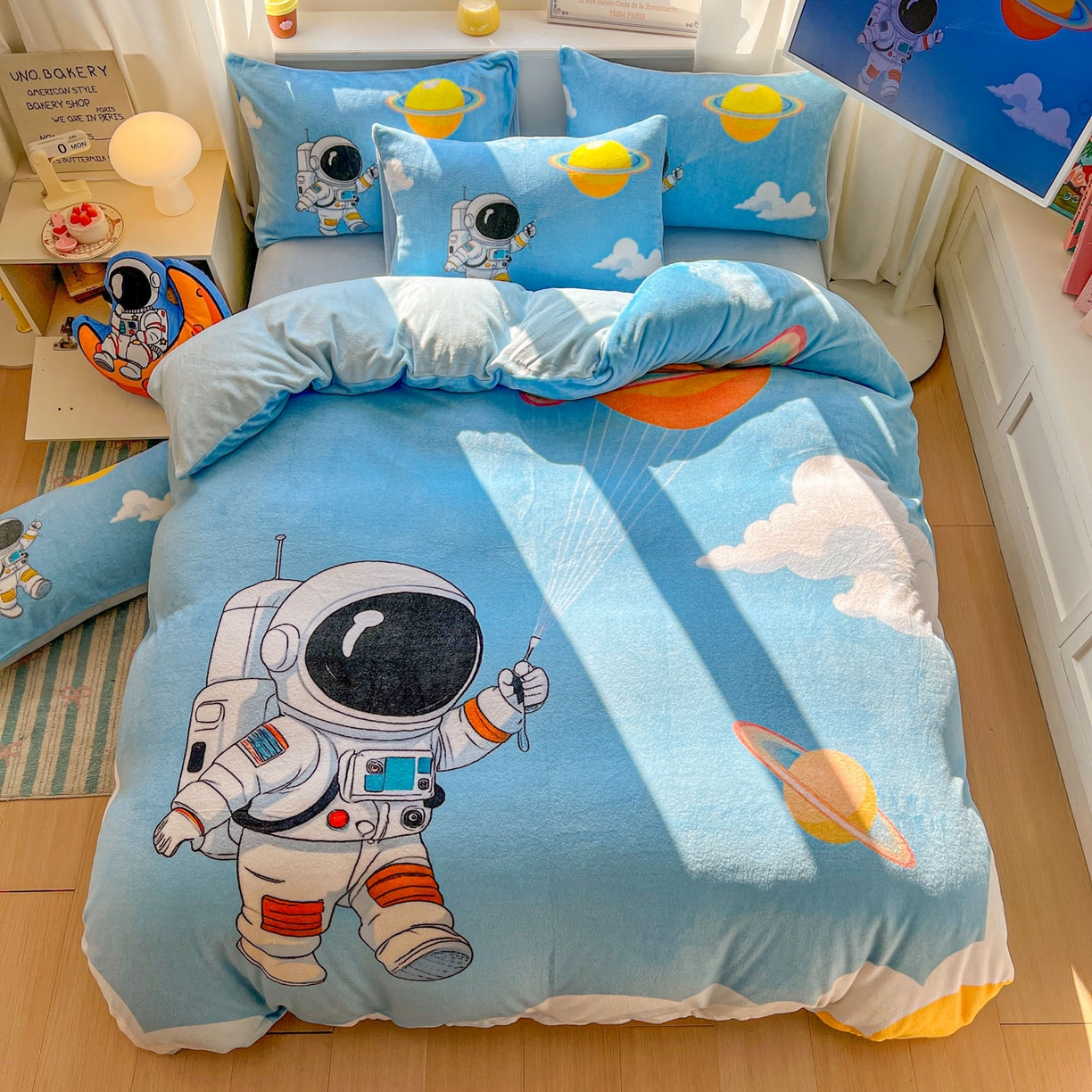91家纺网 家纺一手货源 找家纺 浩诚 2025新款高克重原创设计宇航员太空人牛奶绒大版卡通四件套 太空漫步