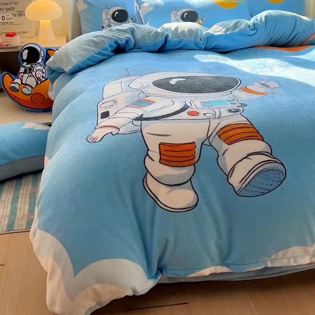 91家纺网 家纺一手货源 找家纺 浩诚 2025新款高克重原创设计宇航员太空人牛奶绒大版卡通四件套 太空漫步