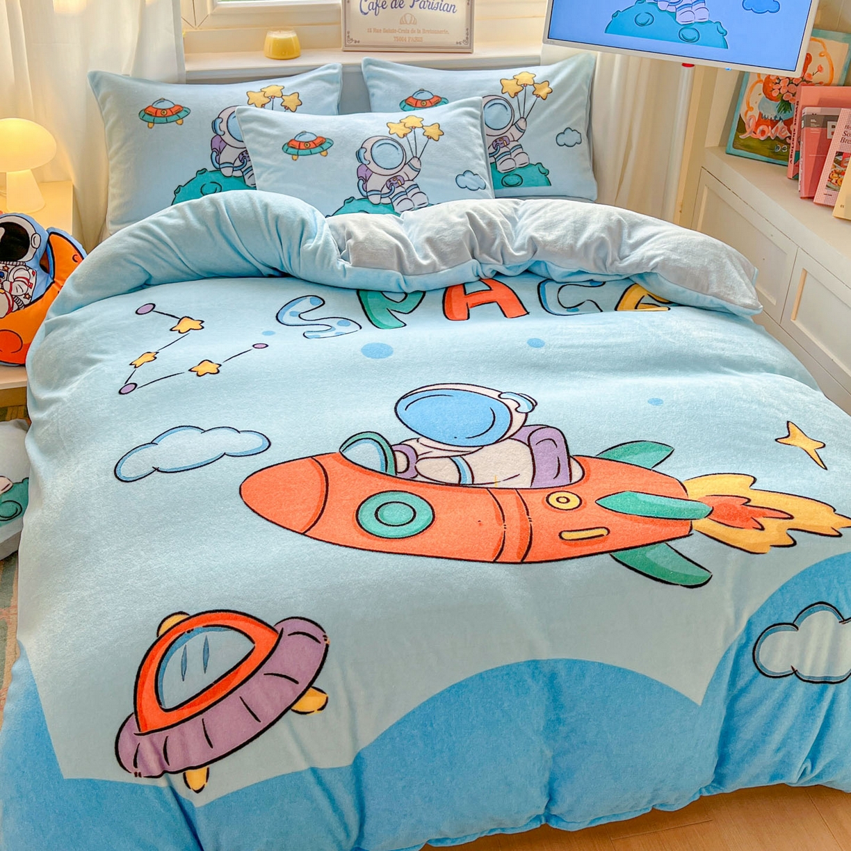 91家纺网 家纺一手货源 找家纺 浩诚 2025新款高克重原创设计宇航员太空人牛奶绒大版卡通四件套 太空探险