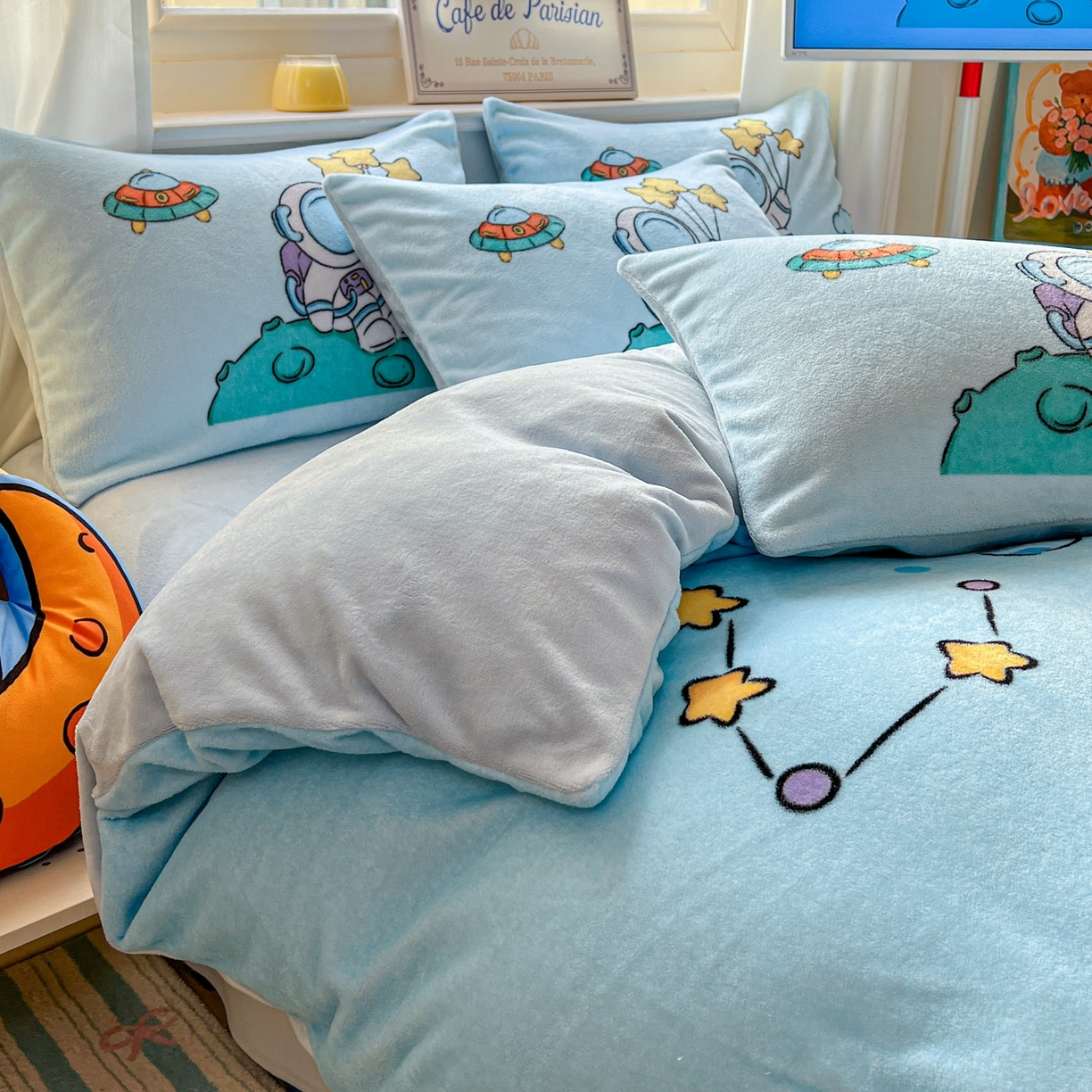 91家纺网 家纺一手货源 找家纺 浩诚 2025新款高克重原创设计宇航员太空人牛奶绒大版卡通四件套 太空探险