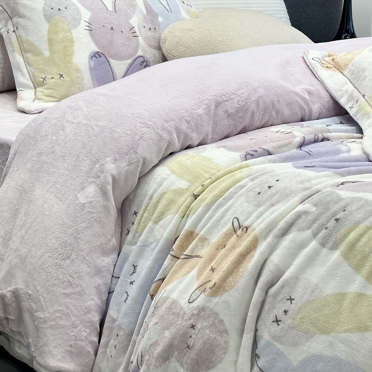 91家纺网 家纺一手货源 找家纺 JUICY 橘滋家纺 2025新款浪漫丰盈牛奶臻棉绒印花系列四件套 波尼兔