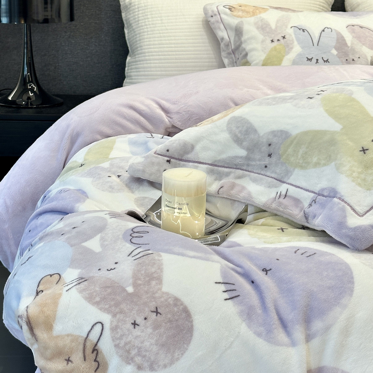 91家纺网 家纺一手货源 找家纺 JUICY 橘滋家纺 2025新款浪漫丰盈牛奶臻棉绒印花系列四件套 波尼兔