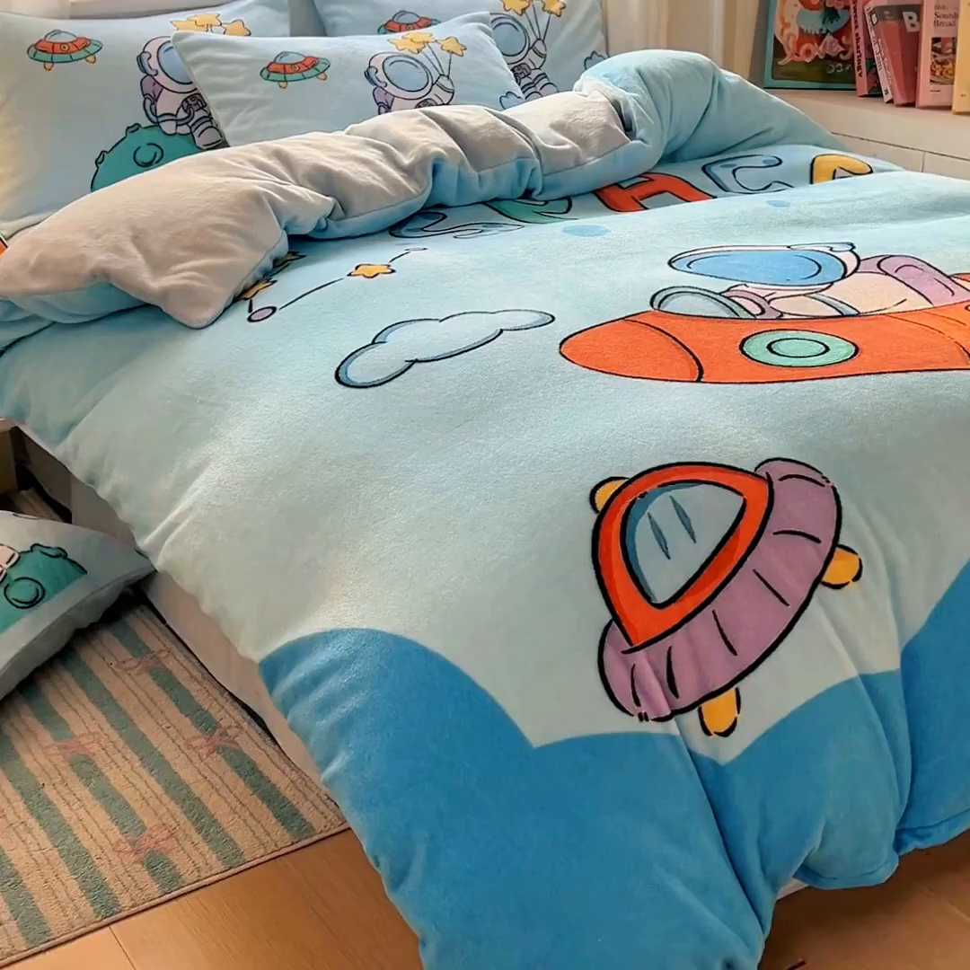 91家纺网 家纺一手货源 找家纺 浩诚 2025新款高克重原创设计宇航员太空人牛奶绒大版卡通四件套 太空探险
