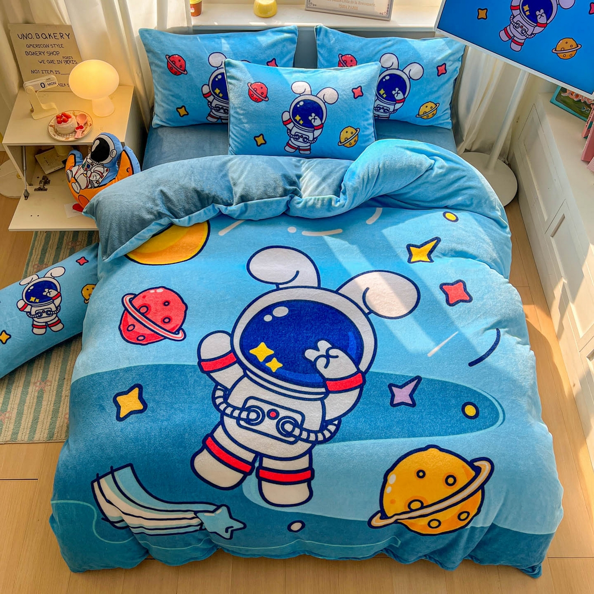 91家纺网 家纺一手货源 找家纺 浩诚 2025新款高克重原创设计宇航员太空人牛奶绒大版卡通四件套 太空兔