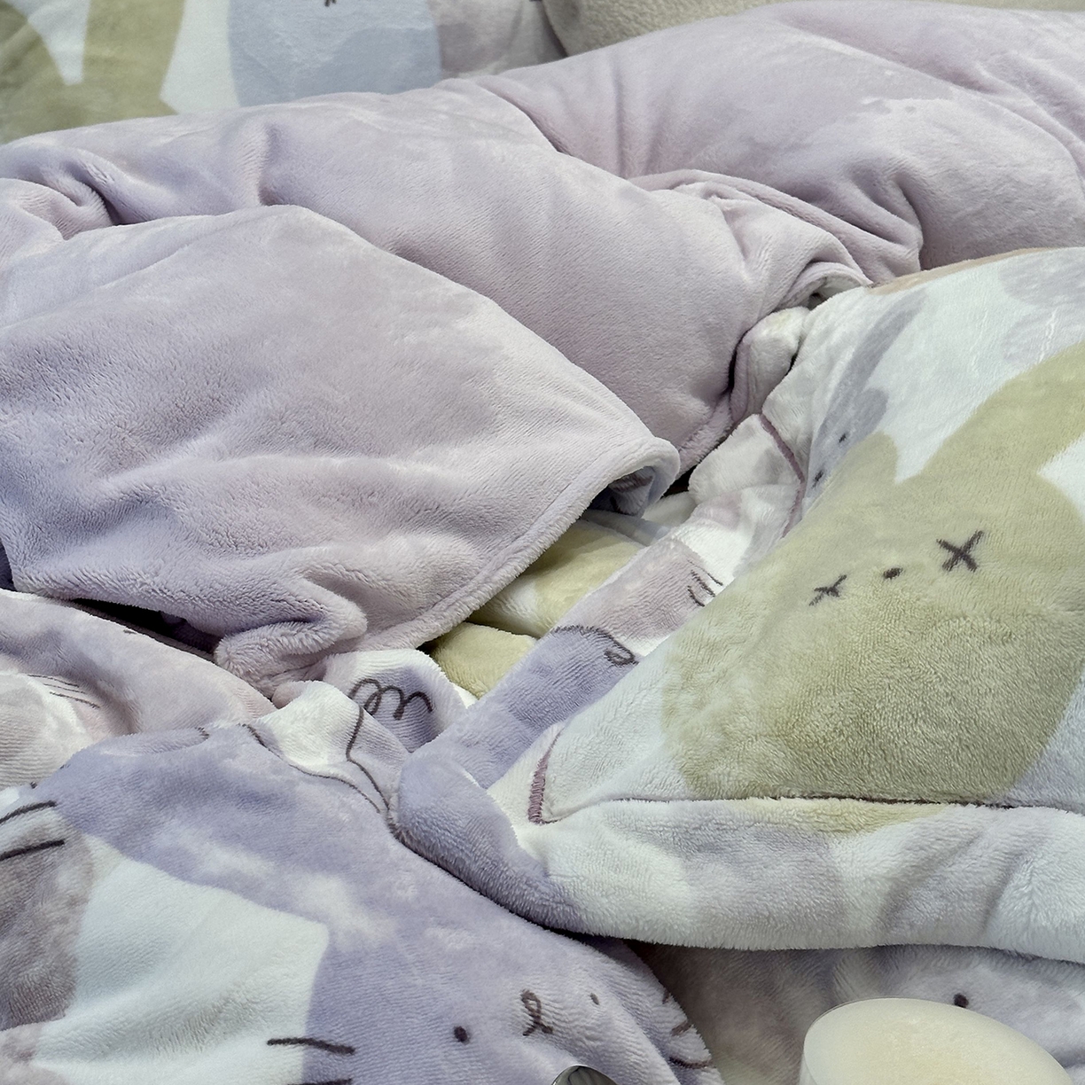 91家纺网 家纺一手货源 找家纺 JUICY 橘滋家纺 2025新款浪漫丰盈牛奶臻棉绒印花系列四件套 波尼兔