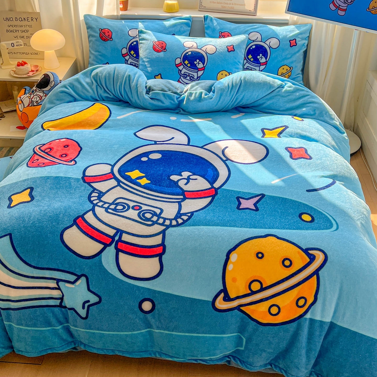 91家纺网 家纺一手货源 找家纺 浩诚 2025新款高克重原创设计宇航员太空人牛奶绒大版卡通四件套 太空兔