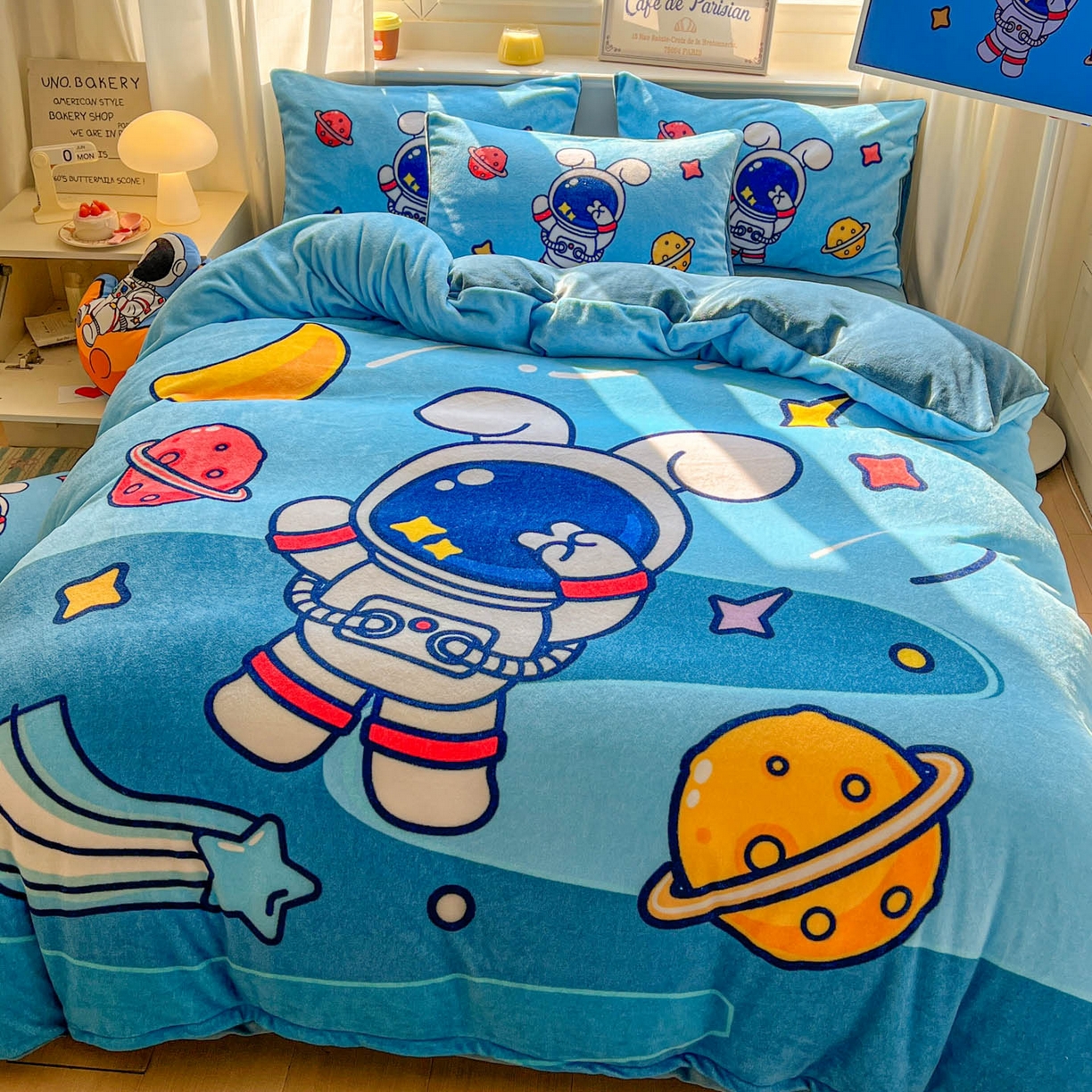 91家纺网 家纺一手货源 找家纺 浩诚 2025新款高克重原创设计宇航员太空人牛奶绒大版卡通四件套 太空兔