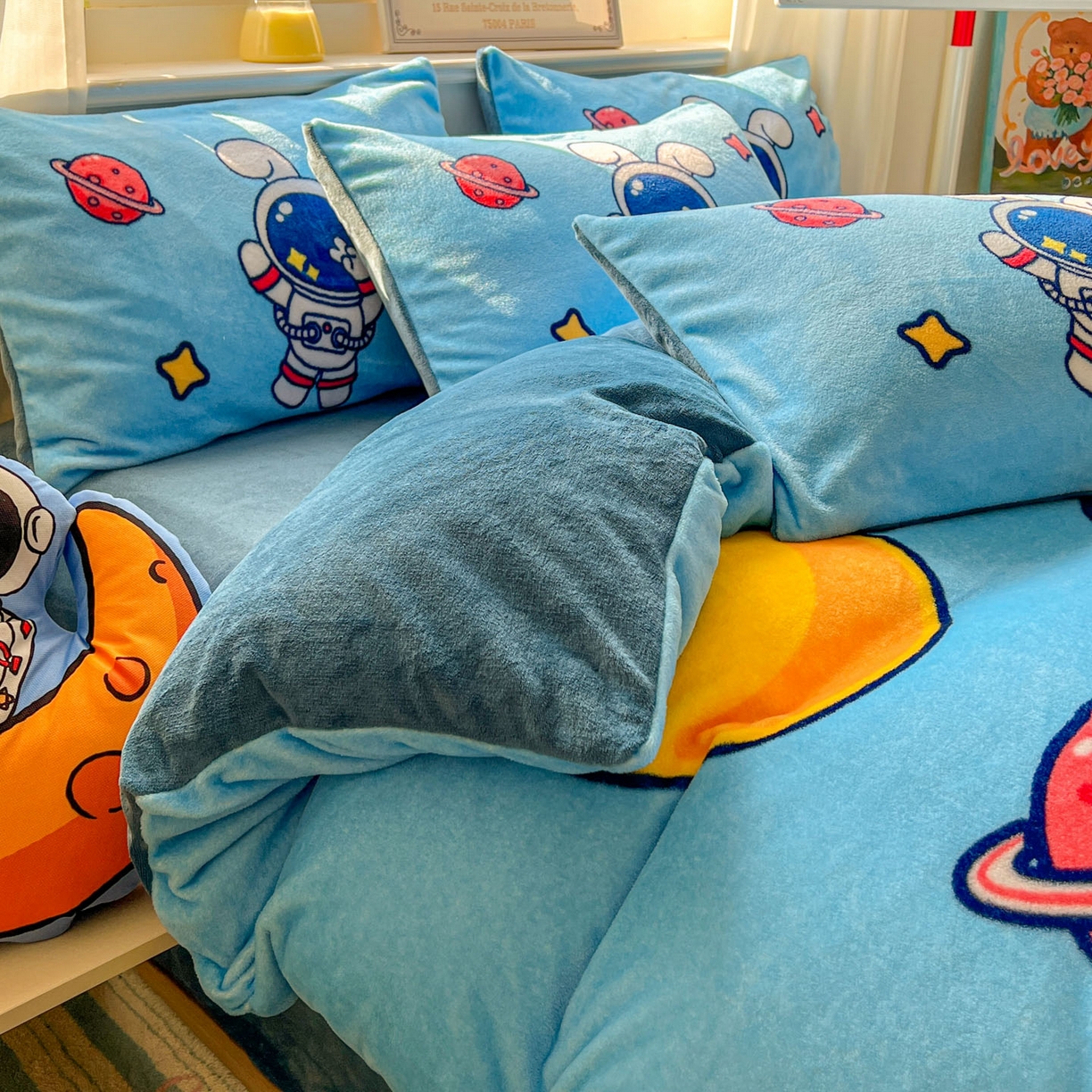 91家纺网 家纺一手货源 找家纺 浩诚 2025新款高克重原创设计宇航员太空人牛奶绒大版卡通四件套 太空兔