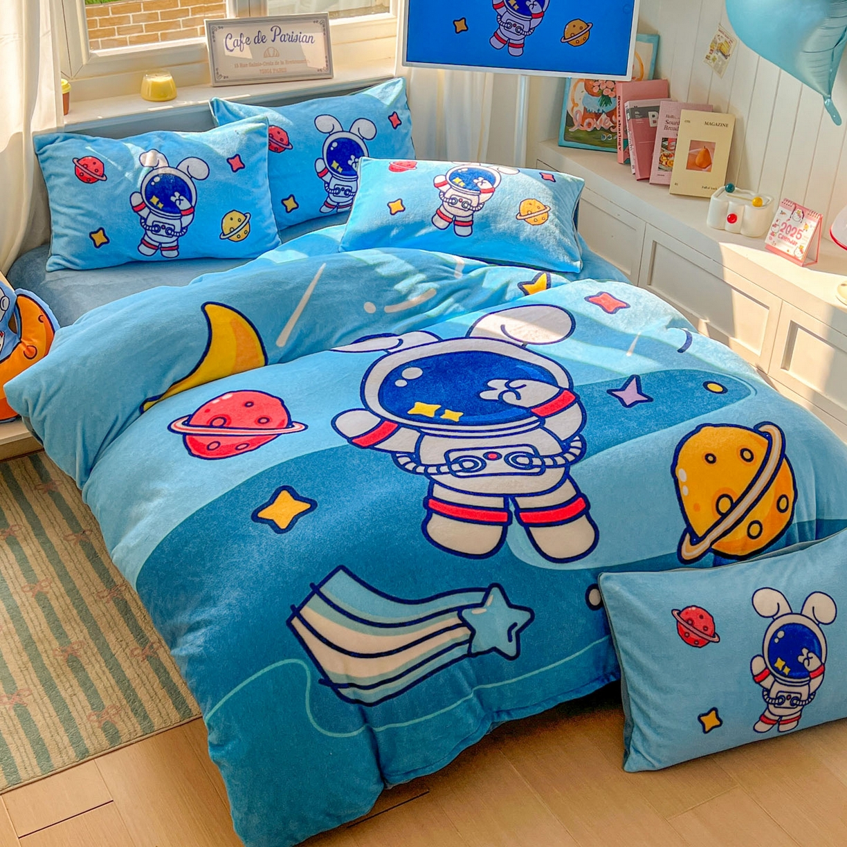 91家纺网 家纺一手货源 找家纺 浩诚 2025新款高克重原创设计宇航员太空人牛奶绒大版卡通四件套 太空兔