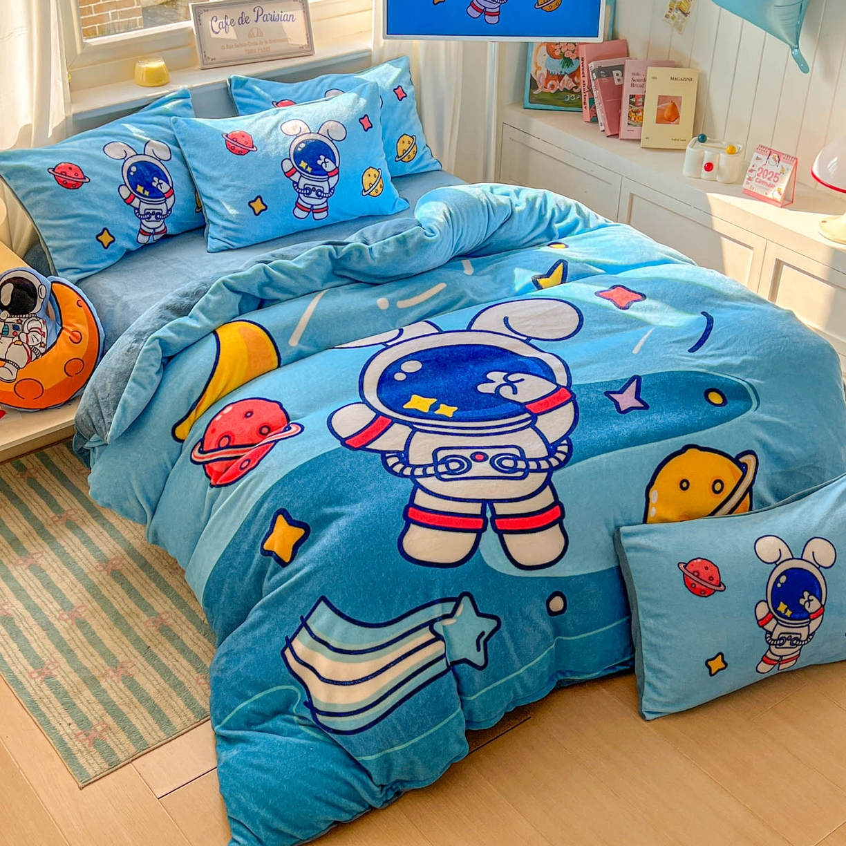 91家纺网 家纺一手货源 找家纺 浩诚 2025新款高克重原创设计宇航员太空人牛奶绒大版卡通四件套 太空兔