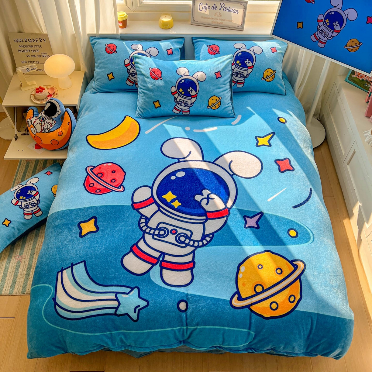 91家纺网 家纺一手货源 找家纺 浩诚 2025新款高克重原创设计宇航员太空人牛奶绒大版卡通四件套 太空兔