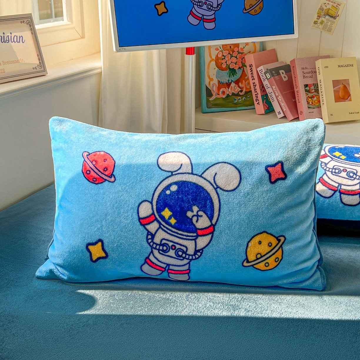 91家纺网 家纺一手货源 找家纺 浩诚 2025新款高克重原创设计宇航员太空人牛奶绒大版卡通四件套 太空兔