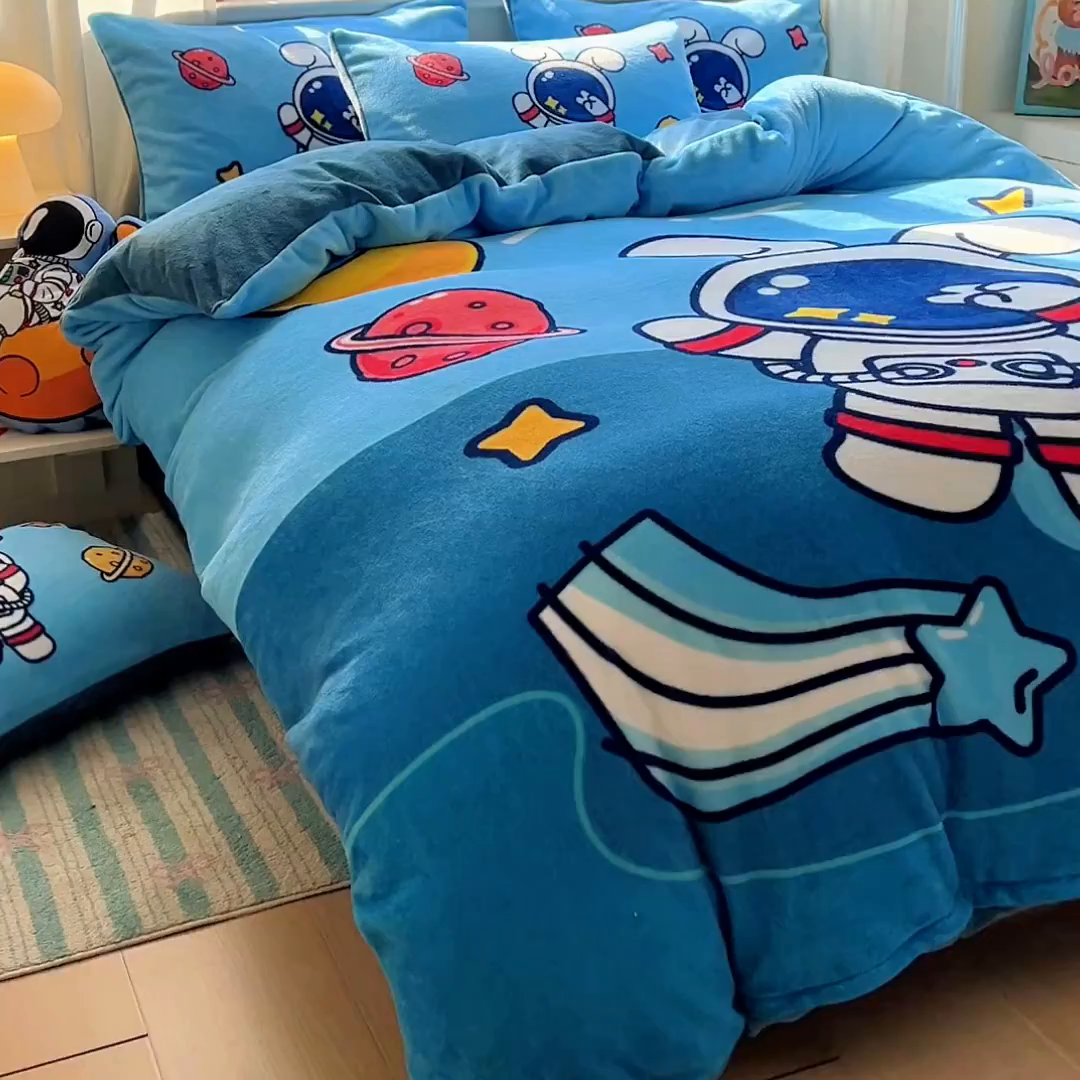 91家纺网 家纺一手货源 找家纺 浩诚 2025新款高克重原创设计宇航员太空人牛奶绒大版卡通四件套 太空兔
