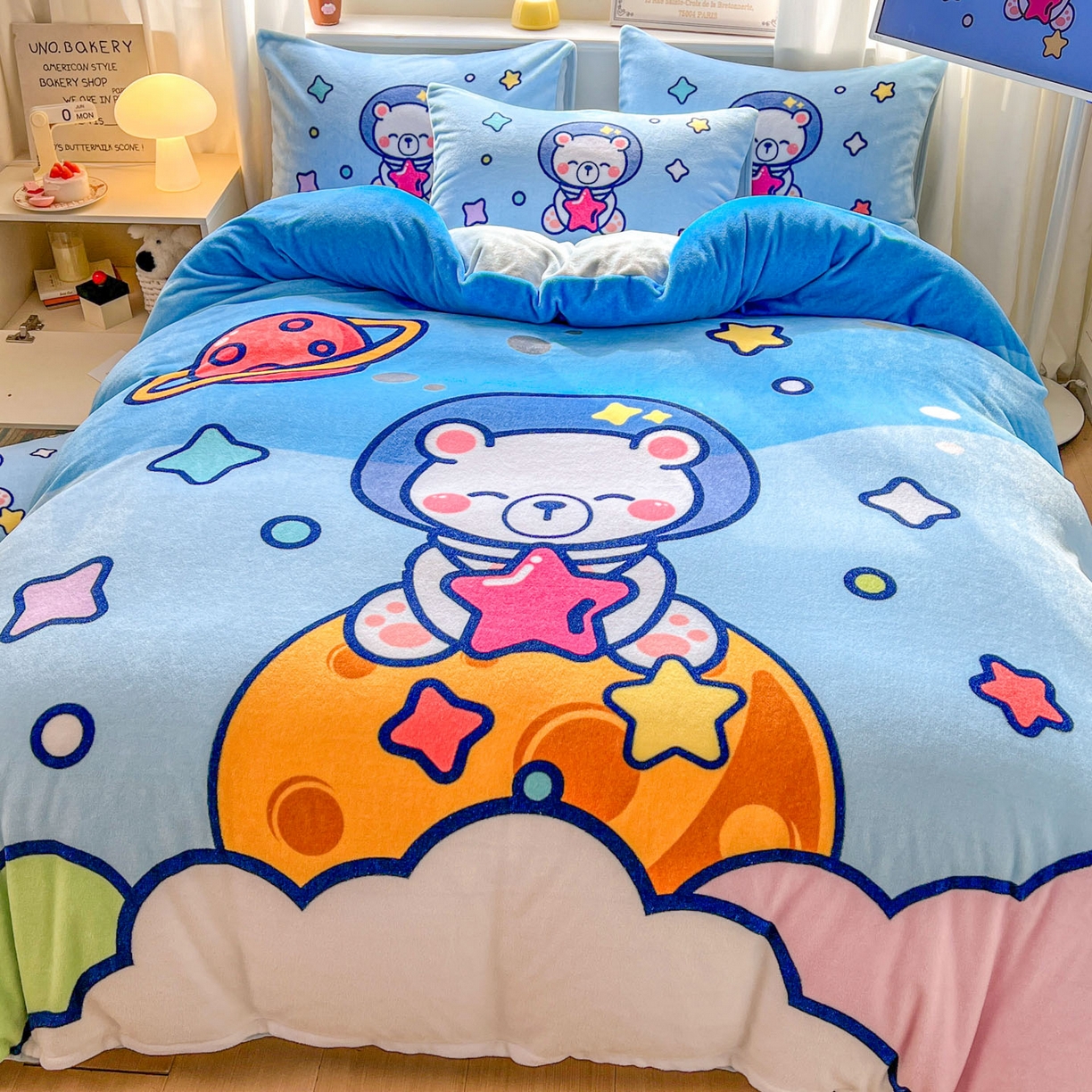 91家纺网 家纺一手货源 找家纺 浩诚 2025新款高克重原创设计宇航员太空人牛奶绒大版卡通四件套 太空熊