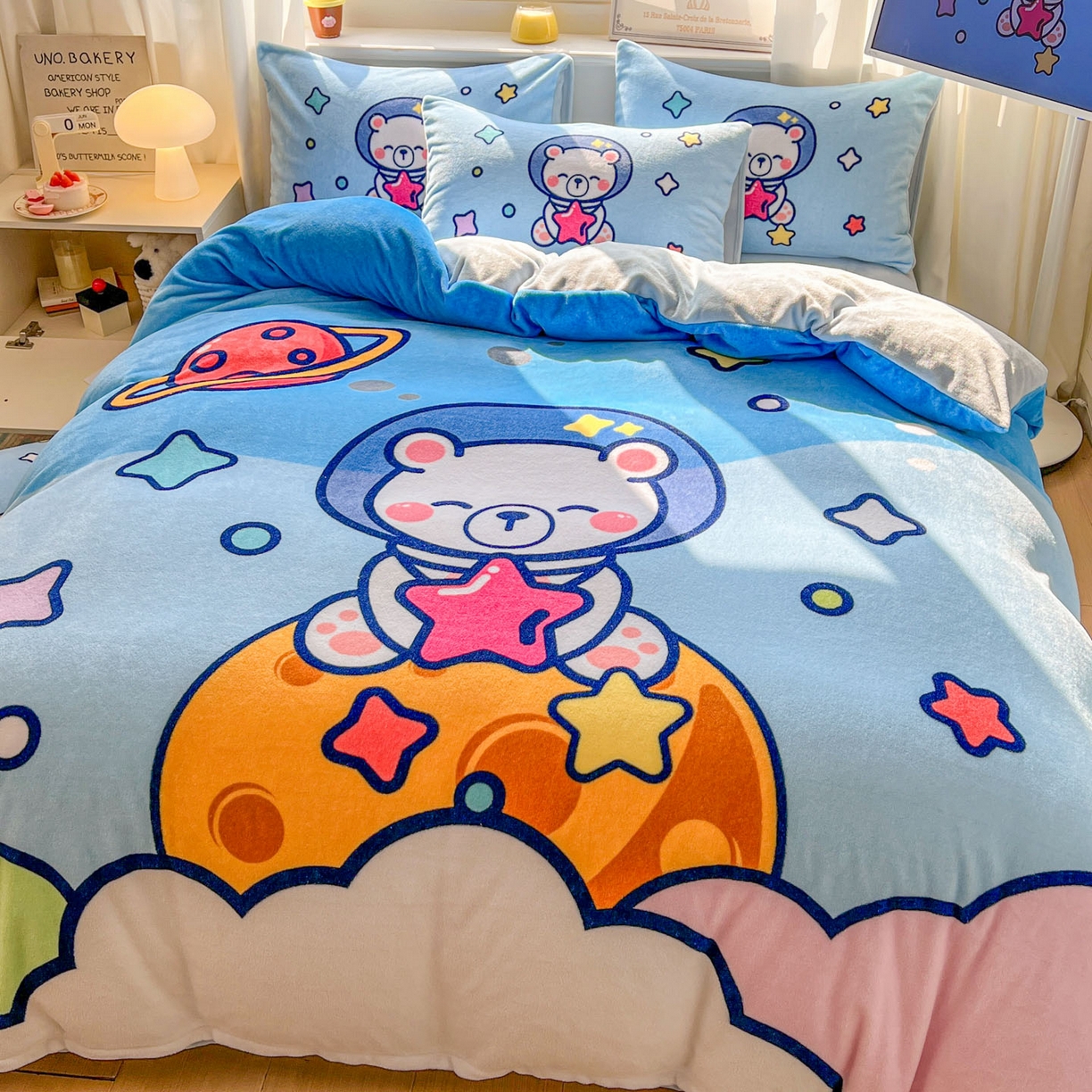 91家纺网 家纺一手货源 找家纺 浩诚 2025新款高克重原创设计宇航员太空人牛奶绒大版卡通四件套 太空熊