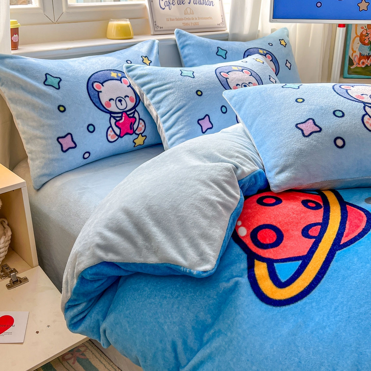 91家纺网 家纺一手货源 找家纺 浩诚 2025新款高克重原创设计宇航员太空人牛奶绒大版卡通四件套 太空熊