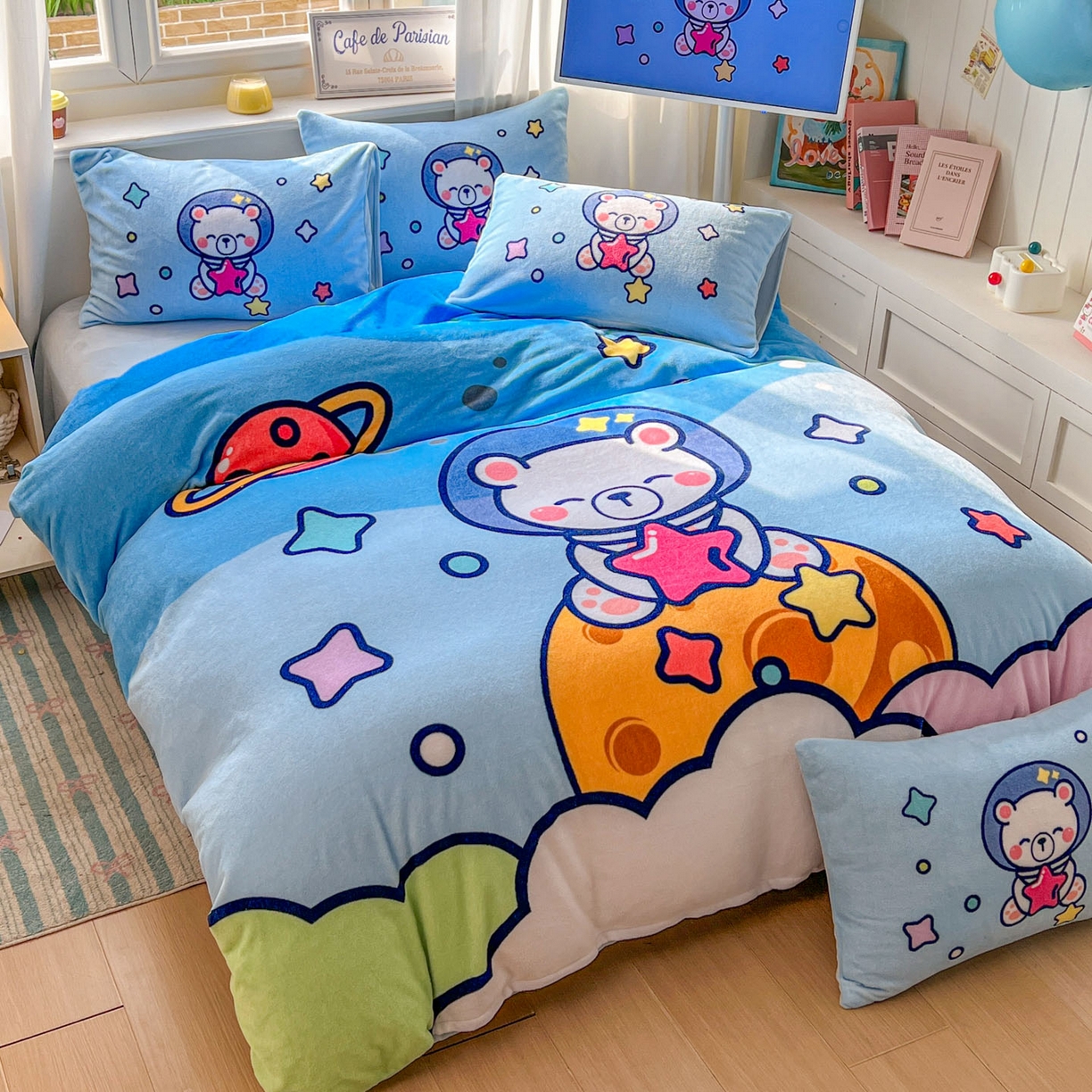 91家纺网 家纺一手货源 找家纺 浩诚 2025新款高克重原创设计宇航员太空人牛奶绒大版卡通四件套 太空熊