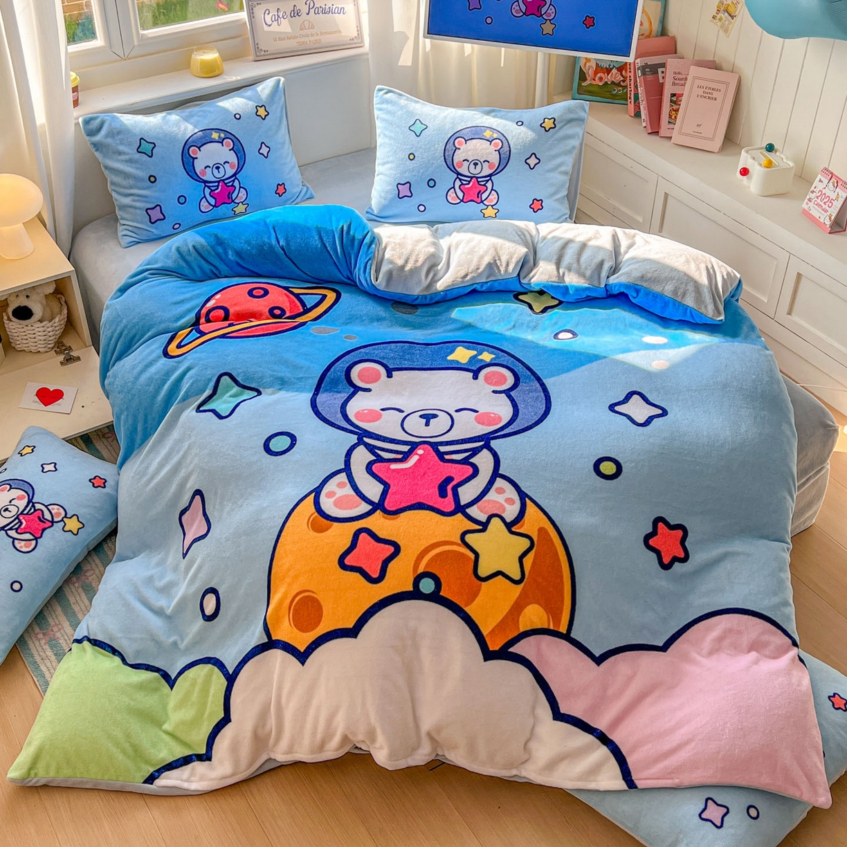 91家纺网 家纺一手货源 找家纺 浩诚 2025新款高克重原创设计宇航员太空人牛奶绒大版卡通四件套 太空熊