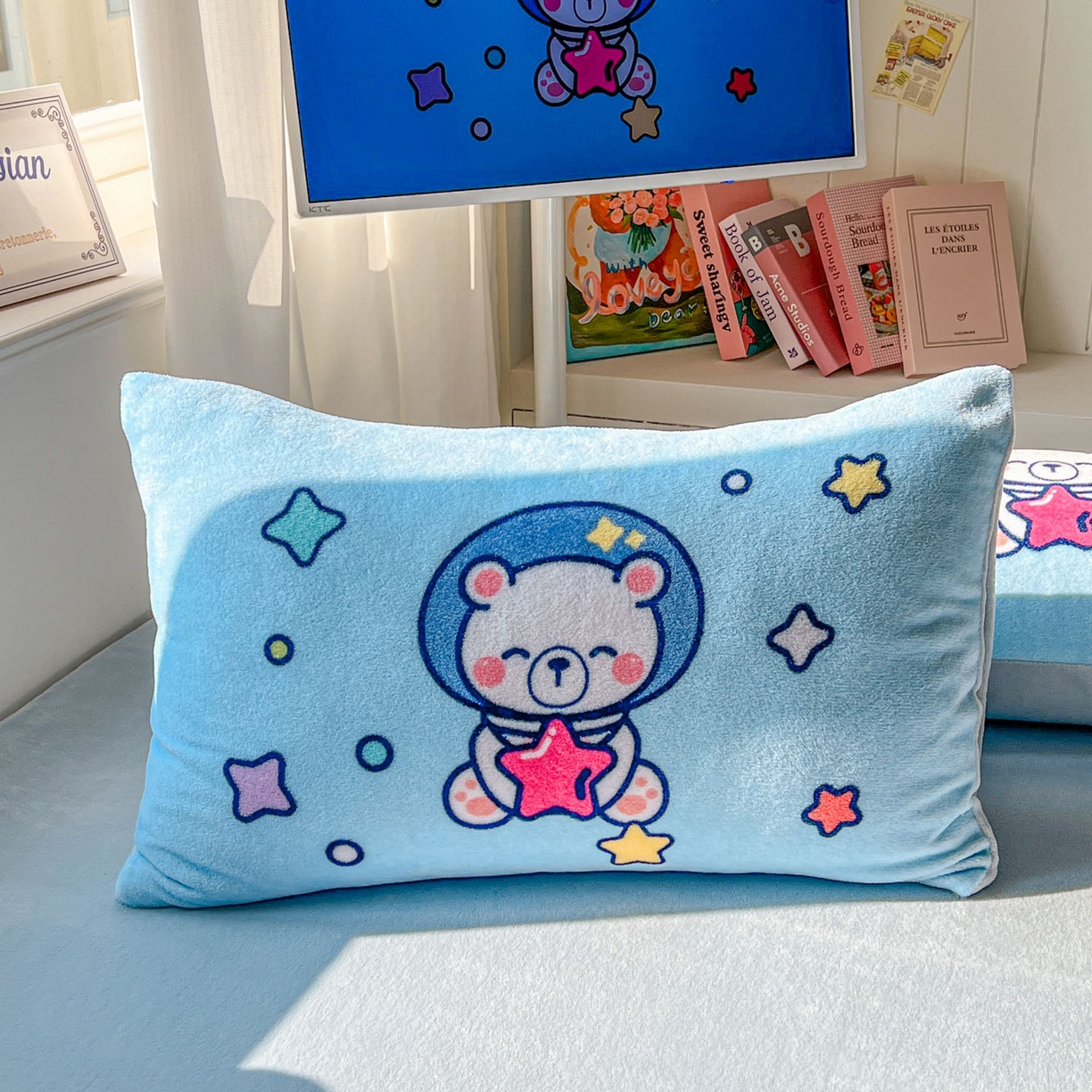 91家纺网 家纺一手货源 找家纺 浩诚 2025新款高克重原创设计宇航员太空人牛奶绒大版卡通四件套 太空熊