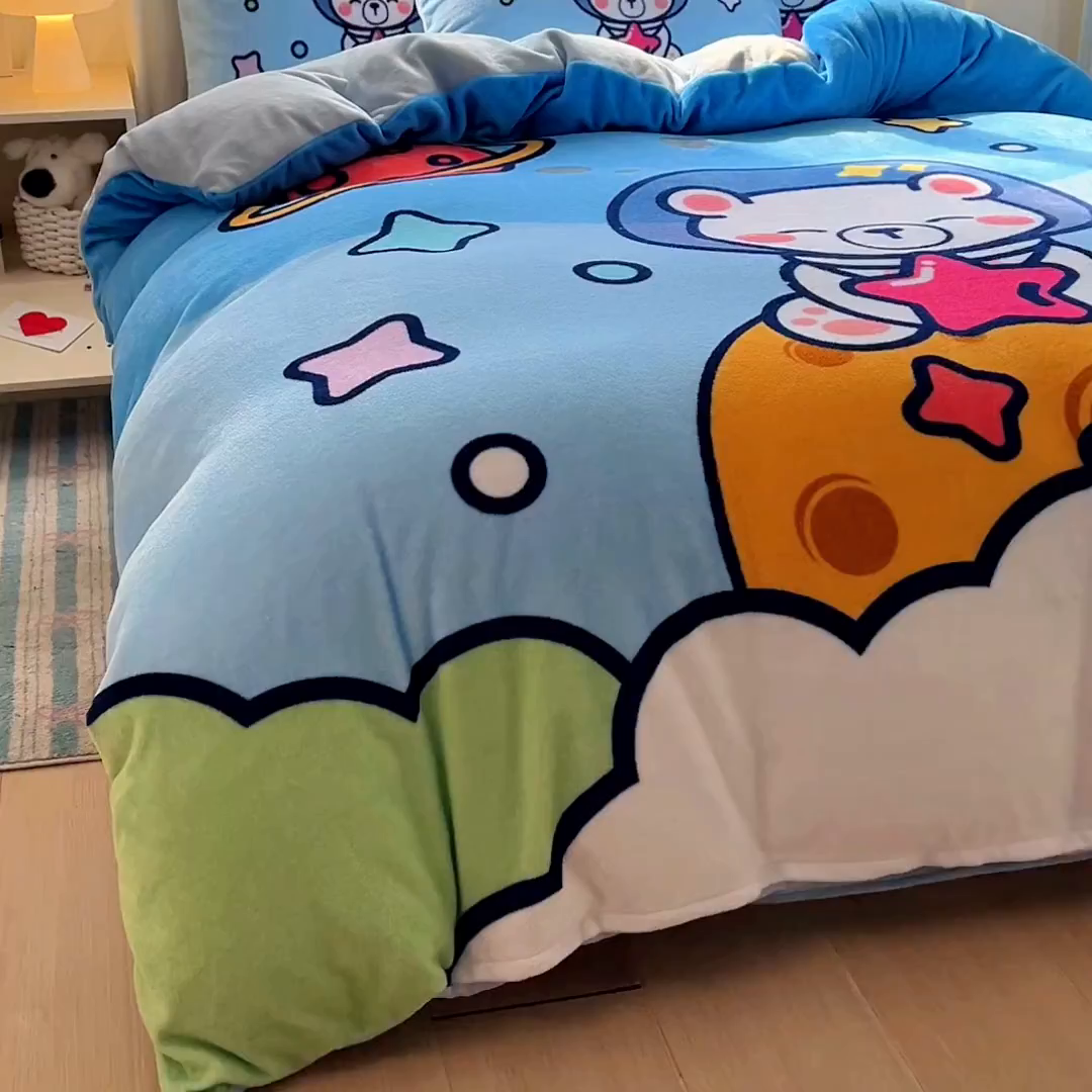 91家纺网 家纺一手货源 找家纺 浩诚 2025新款高克重原创设计宇航员太空人牛奶绒大版卡通四件套 太空熊