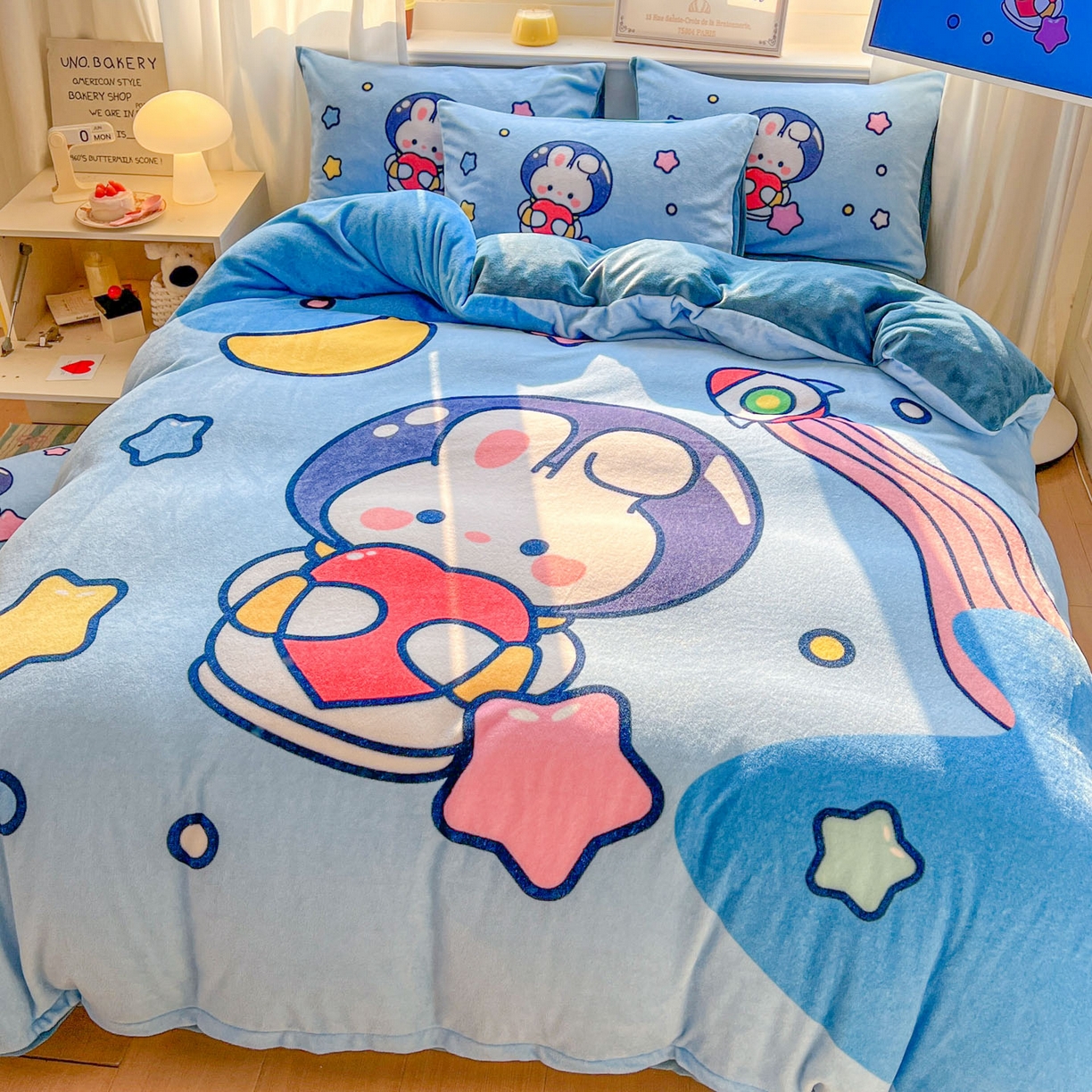 91家纺网 家纺一手货源 找家纺 浩诚 2025新款高克重原创设计宇航员太空人牛奶绒大版卡通四件套 小兔遨游