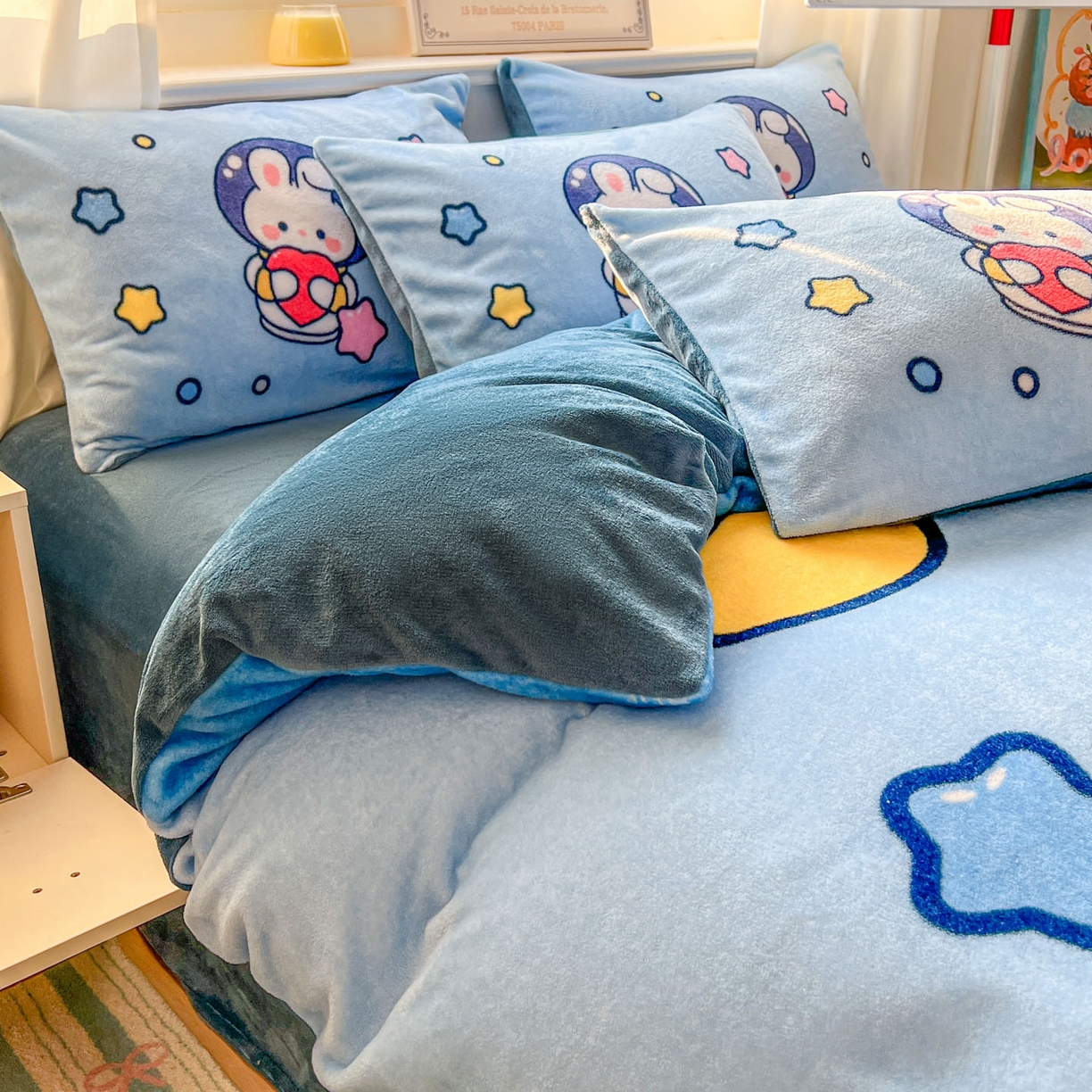 91家纺网 家纺一手货源 找家纺 浩诚 2025新款高克重原创设计宇航员太空人牛奶绒大版卡通四件套 小兔遨游