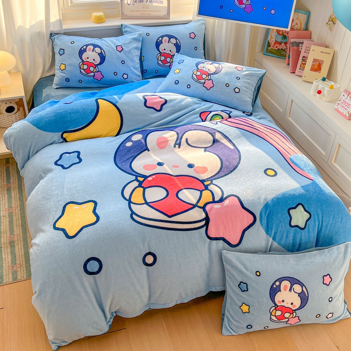 91家纺网 家纺一手货源 找家纺 浩诚 2025新款高克重原创设计宇航员太空人牛奶绒大版卡通四件套 小兔遨游