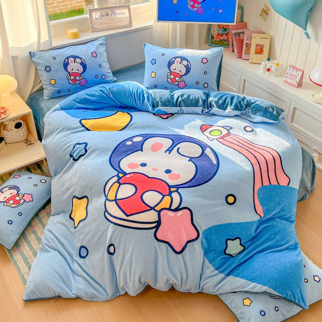 91家纺网 家纺一手货源 找家纺 浩诚 2025新款高克重原创设计宇航员太空人牛奶绒大版卡通四件套 小兔遨游