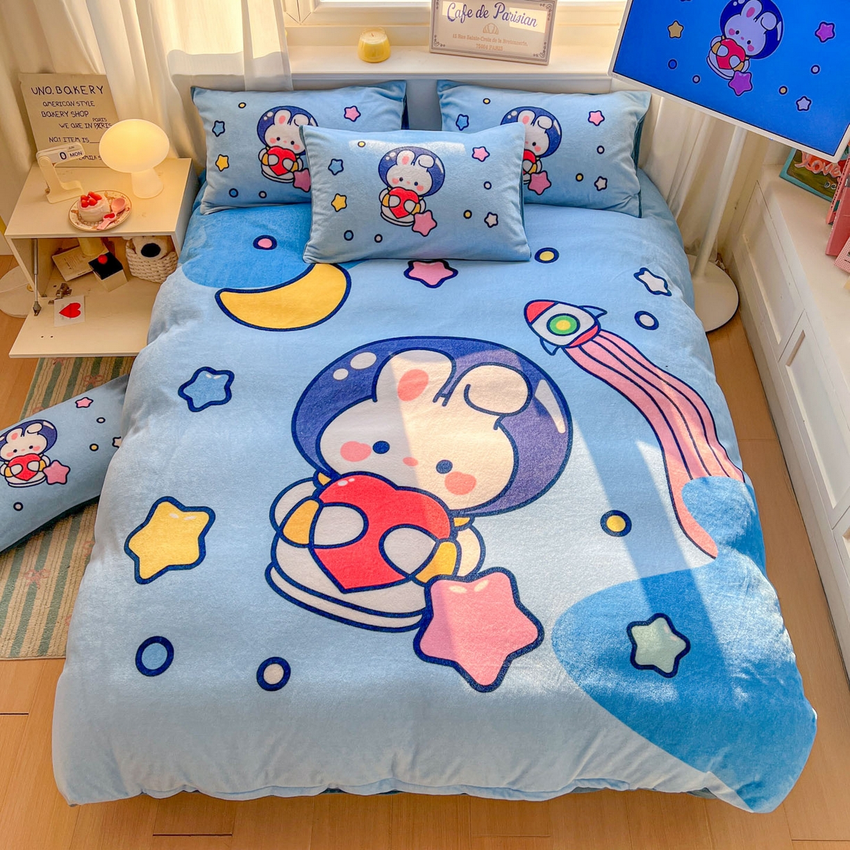 91家纺网 家纺一手货源 找家纺 浩诚 2025新款高克重原创设计宇航员太空人牛奶绒大版卡通四件套 小兔遨游