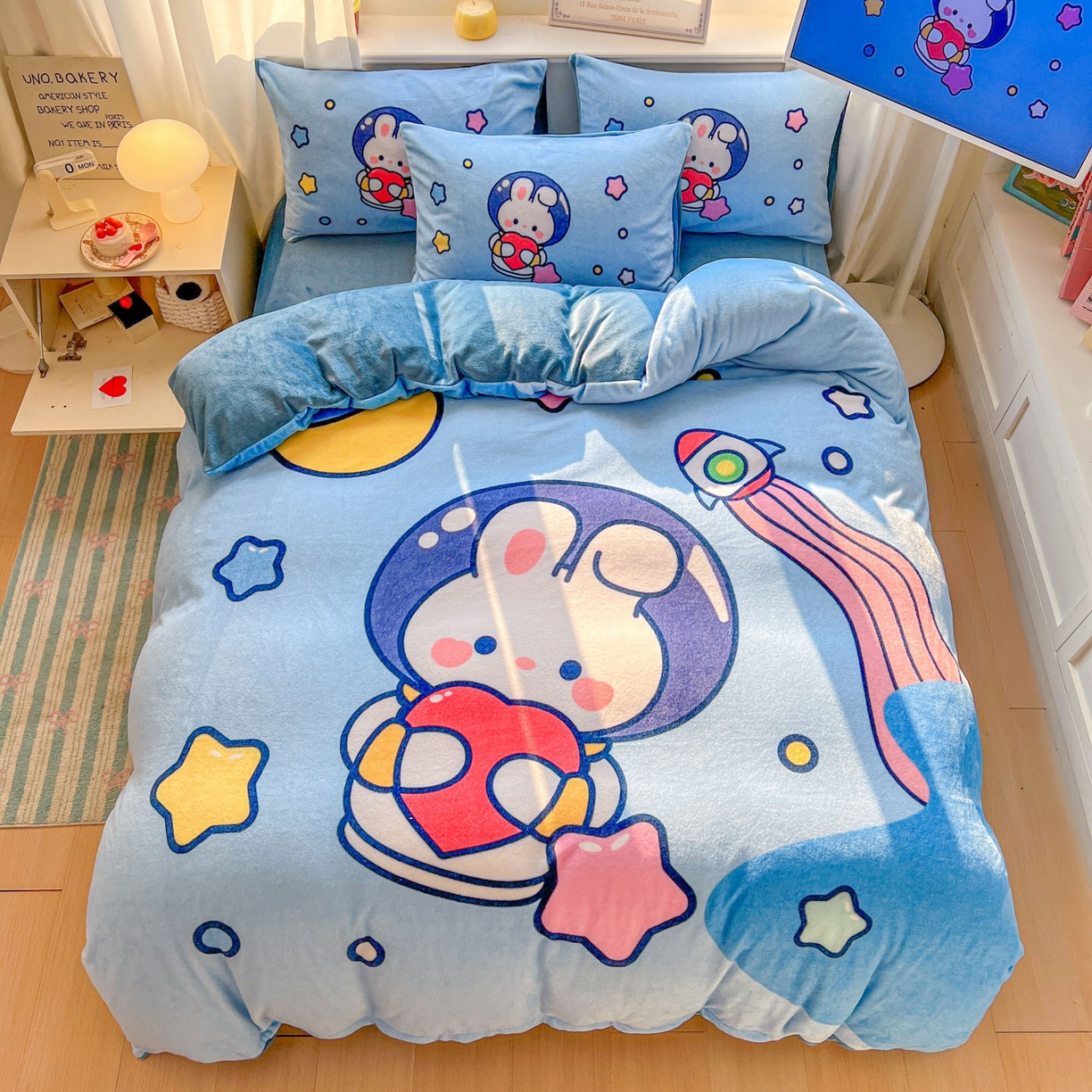 91家纺网 家纺一手货源 找家纺 浩诚 2025新款高克重原创设计宇航员太空人牛奶绒大版卡通四件套 小兔遨游